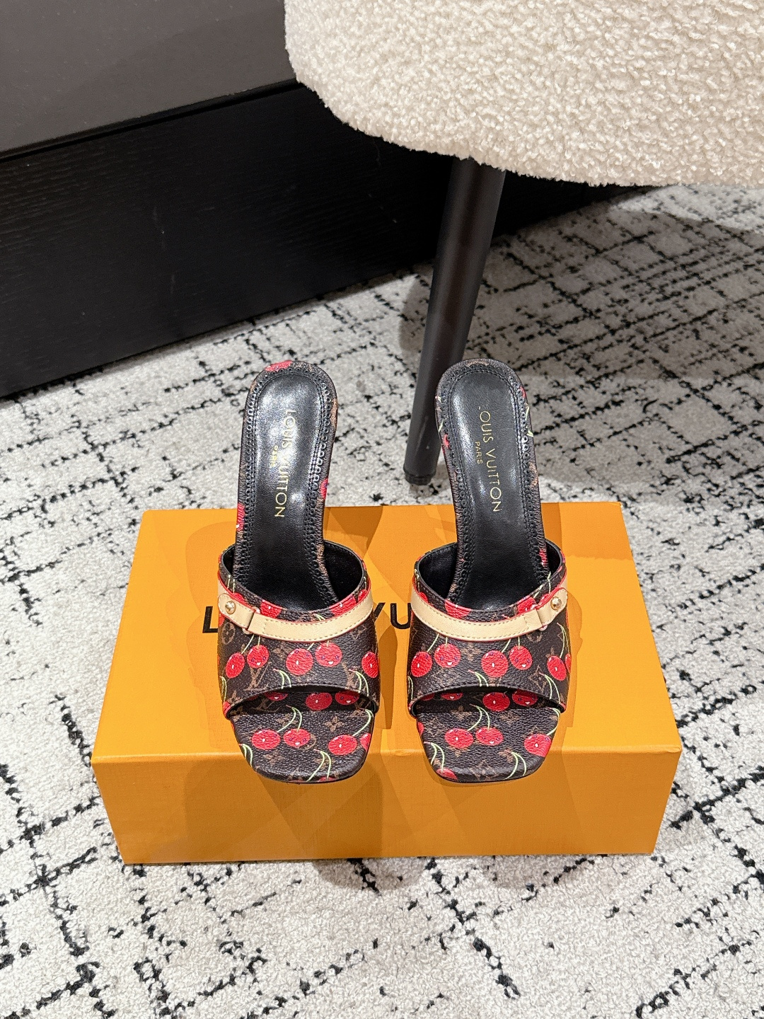 NO:419788,LouisVuitton 25/ Summer limited Cherry style, high heels, sandals, the latest summer limited Cherry style series uses colors and large-area base colors of the upper as a comparison to create a cherry color element style, creating another classic style!  Super beautiful!  Unspeakable fashion!  Daily versatility is no problem, and it has the significance of changes and development of the times!  Super easy to wear, full of summer atmosphere!  Original custom fabric, inner sheepskin, outsole, imported from Italy, genuine leather outsole, Size#35-41 (40.41 custom, no return or exchange), high heels, louis vuitton, high heels, slippers, sheepskin, Leather soles19860909LouisVuitton 25/ 夏季限定 樱桃风 高跟 凉拖 最新夏季限定 樱桃风系列 采用彩色以及鞋面的大面积底色作为对比,创造出樱桃彩色元素风格,成就了又一个经典款！上脚超级美腻！说不出来的时尚！日常百搭不在话下,而且很有时代的变迁发展的意义！超级好穿,上脚满满的夏日氛围！ 材质原版定制面料 内里羊皮里 大底意大利进口真皮大底 Size#35-41（40.41定制不退换),高跟鞋拖鞋,louis vuitton,high heels,slippers,sheepskin,Leather soles,Women's Shoes