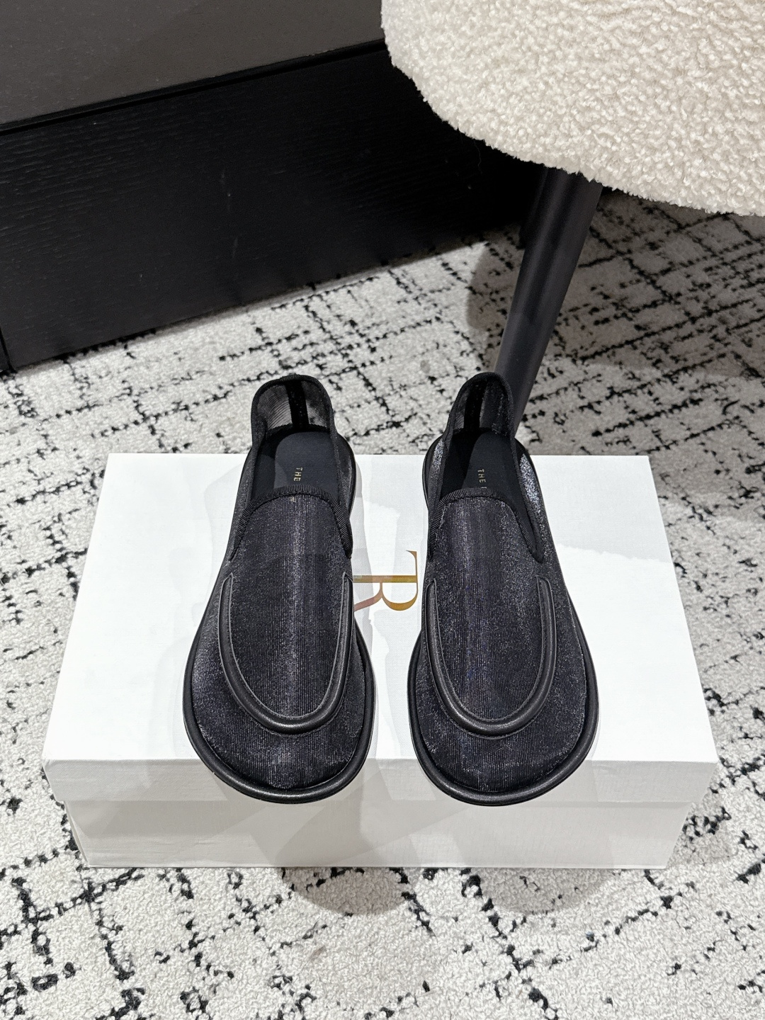 NO:407290,The Row trendy brand 25/ Latest Mesh Simple Casual Single Shoes With a fairy-like hazy beauty, high-end yet decent, you can also go out beautifully with slippers in summer. The glittering and adorable embellishments add a gorgeous and romantic feeling, which is easily attracted at a glance. The matching occasions are also quite extensive. You can show your elegant charm and temperament in daily life or party activities. Upper imported mesh sheepskin edges. Inner: Imported beef wrinkle paint Sole: Rubber outsole Size: #35-40 (40 custom made without return or exchange), single shoes, slippers, sheepskin19860909The Row潮牌 25/ 最新 网纱 简约 休闲 单鞋 自带仙气朦胧美,高级又不失体面,夏天穿个拖鞋也能美美的出街 闪闪惹人爱的点缀更增添了份华丽浪漫感很容易一眼就被吸引 搭配场合也挺广泛的日常或者派对活动都能展现优雅的魅力气质 鞋面进口网纱羊皮包边 内里: 进口牛皱漆 鞋底: 橡胶大底 Size: #35-40(40定做不退换),单鞋,slippers,sheepskin,Women's Shoes