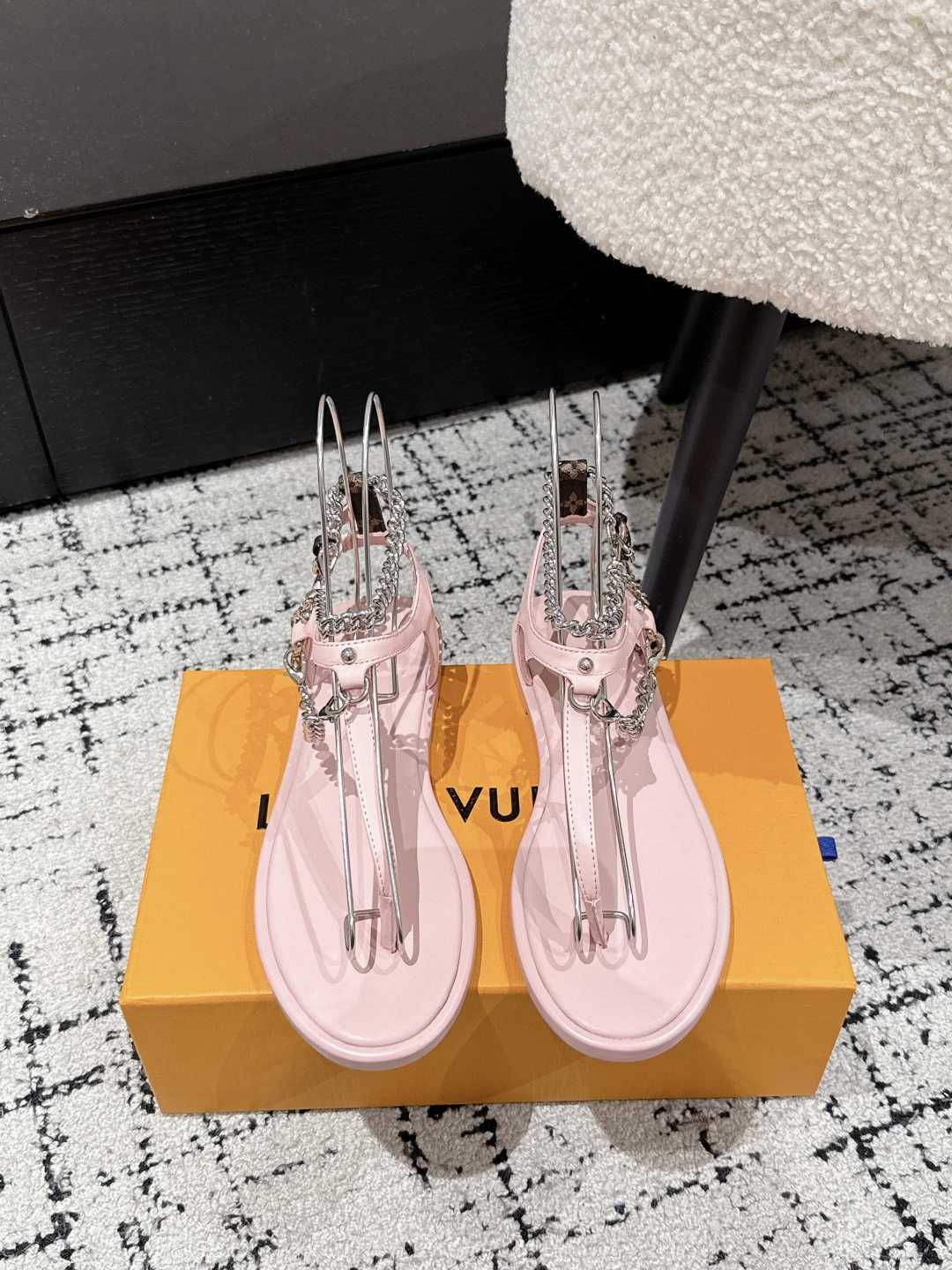 NO:419763,#Top version LOUIS VUITTON 25/Latest Vibe Chain Flat-soled Herringbone One-Strip Sandals Upper Cowhide/Original Metal Chain Foot-up Sheepskin Sole Italian Thickened Leather Outsole Size#35-41 (40.41 Customized No Return and Exchange), Split-toe Shoes, louis vuitton, louis vuitton, sandals, cowhide, sheepskin, Leather Soles19860909#顶级版本 LOUIS VUITTON 路易威登 25/最新 Vibe 链条 平底人字 一字带凉鞋  鞋面牛皮/原版金属链条 垫脚羊皮 鞋底意大利加厚真皮大底 Size#35-41（40.41定做不退换）,分趾鞋,louis vuitton,louis vuitton,sandals,cowhide,sheepskin,Leather soles,Women's Shoes