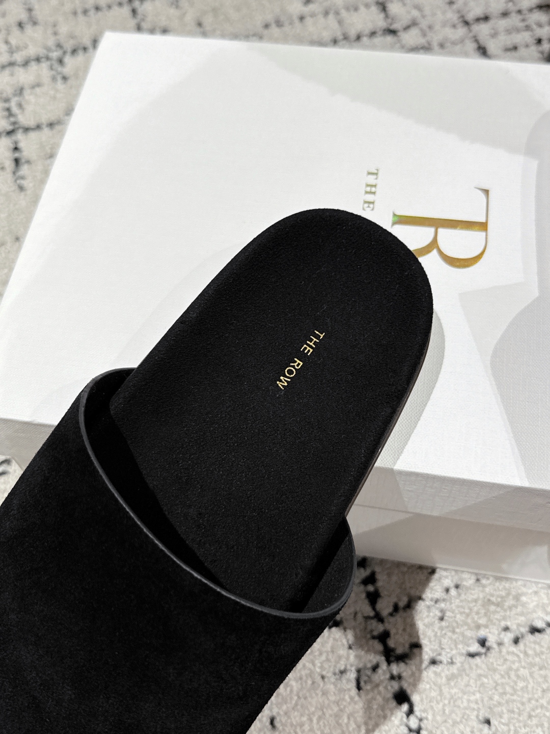 “Review of The Row Tide New Ugly Slippers: Simple, Stylish, and Comfortable for Fashionable Women” - 图片 7