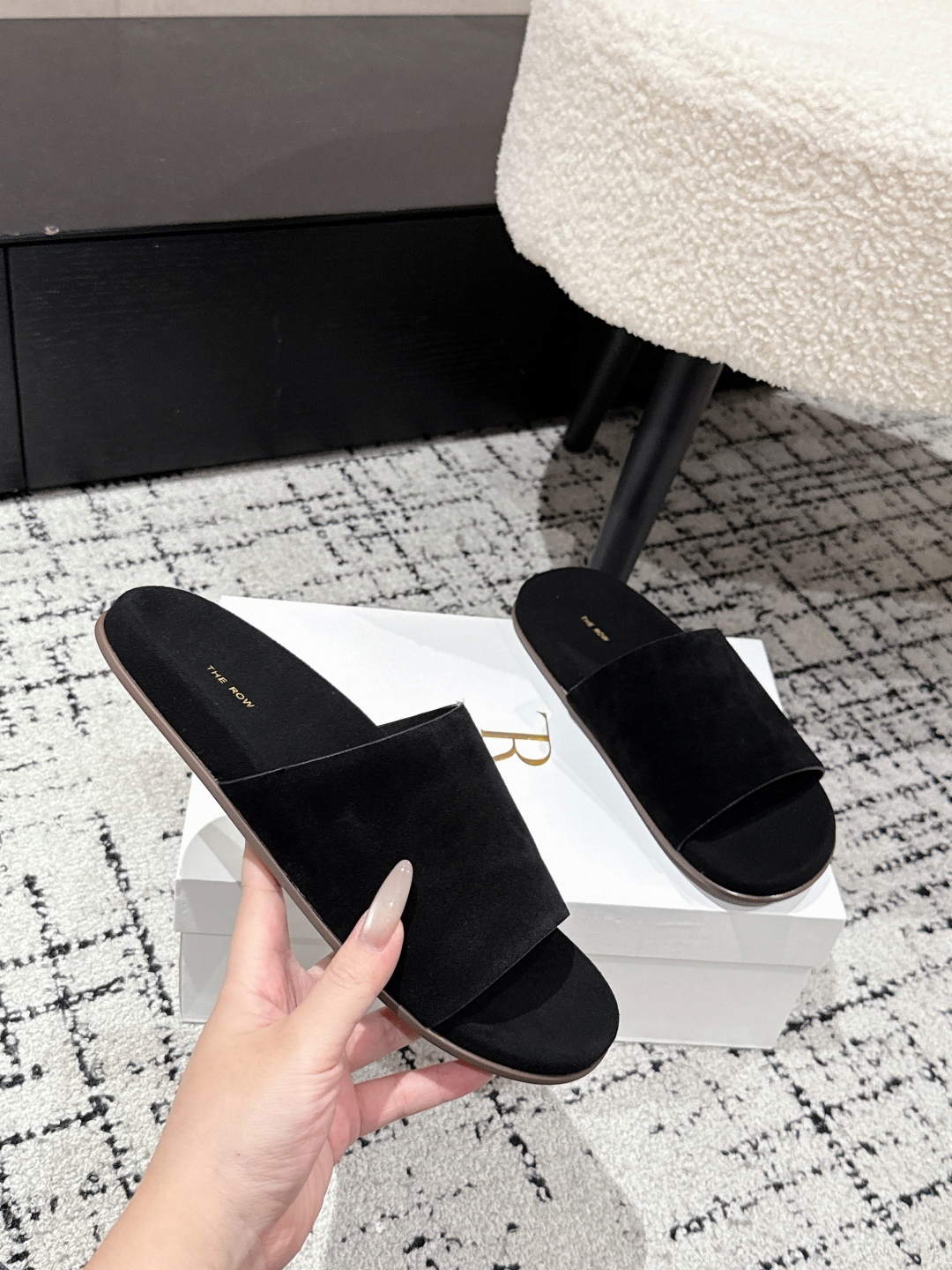 “Review of The Row Tide New Ugly Slippers: Simple, Stylish, and Comfortable for Fashionable Women” - 图片 5