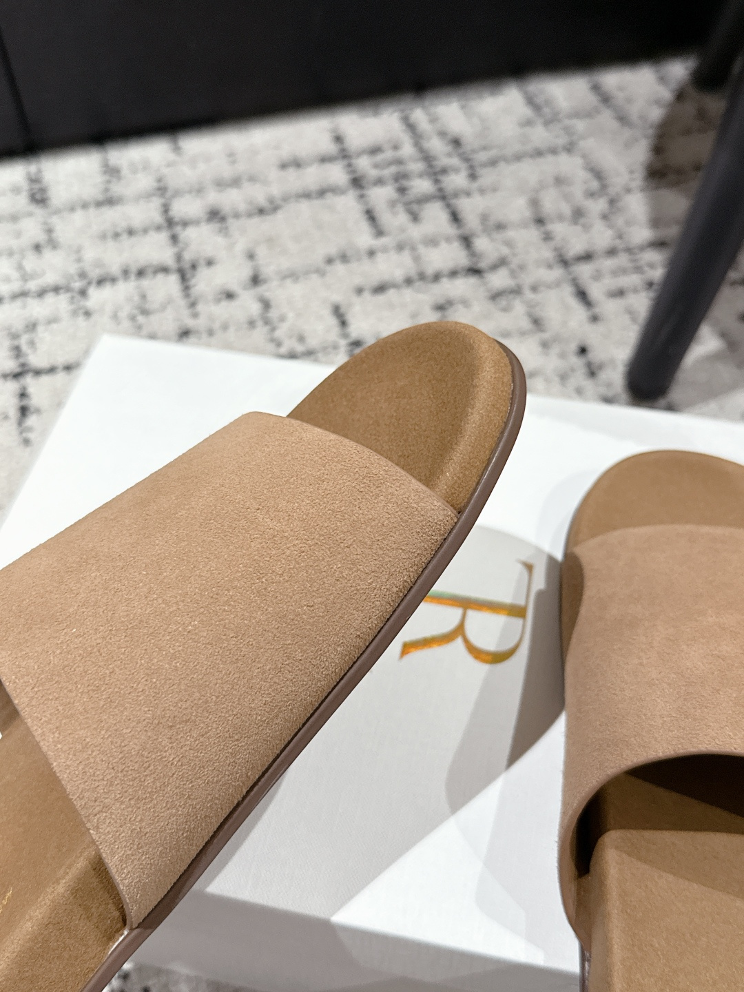 “Review of The Row Ugly Slippers: Comfort and Style in One-Size-Fits-All Design” - 图片 6