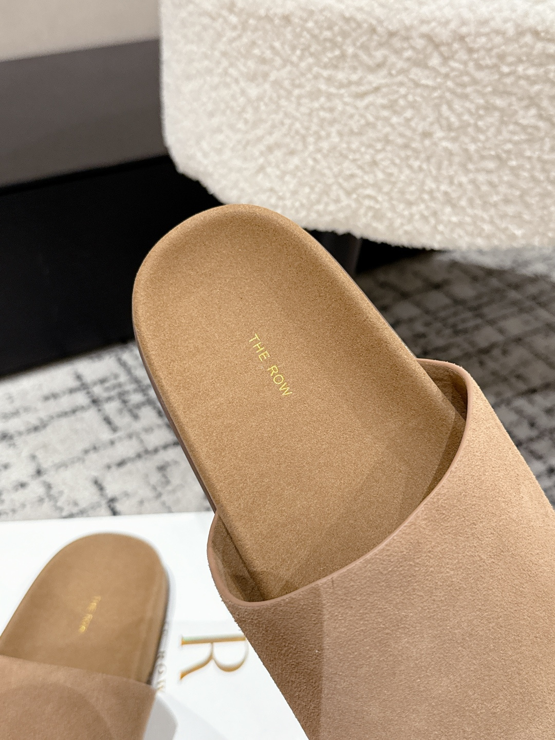 “Review of The Row Ugly Slippers: Comfort and Style in One-Size-Fits-All Design” - 图片 7