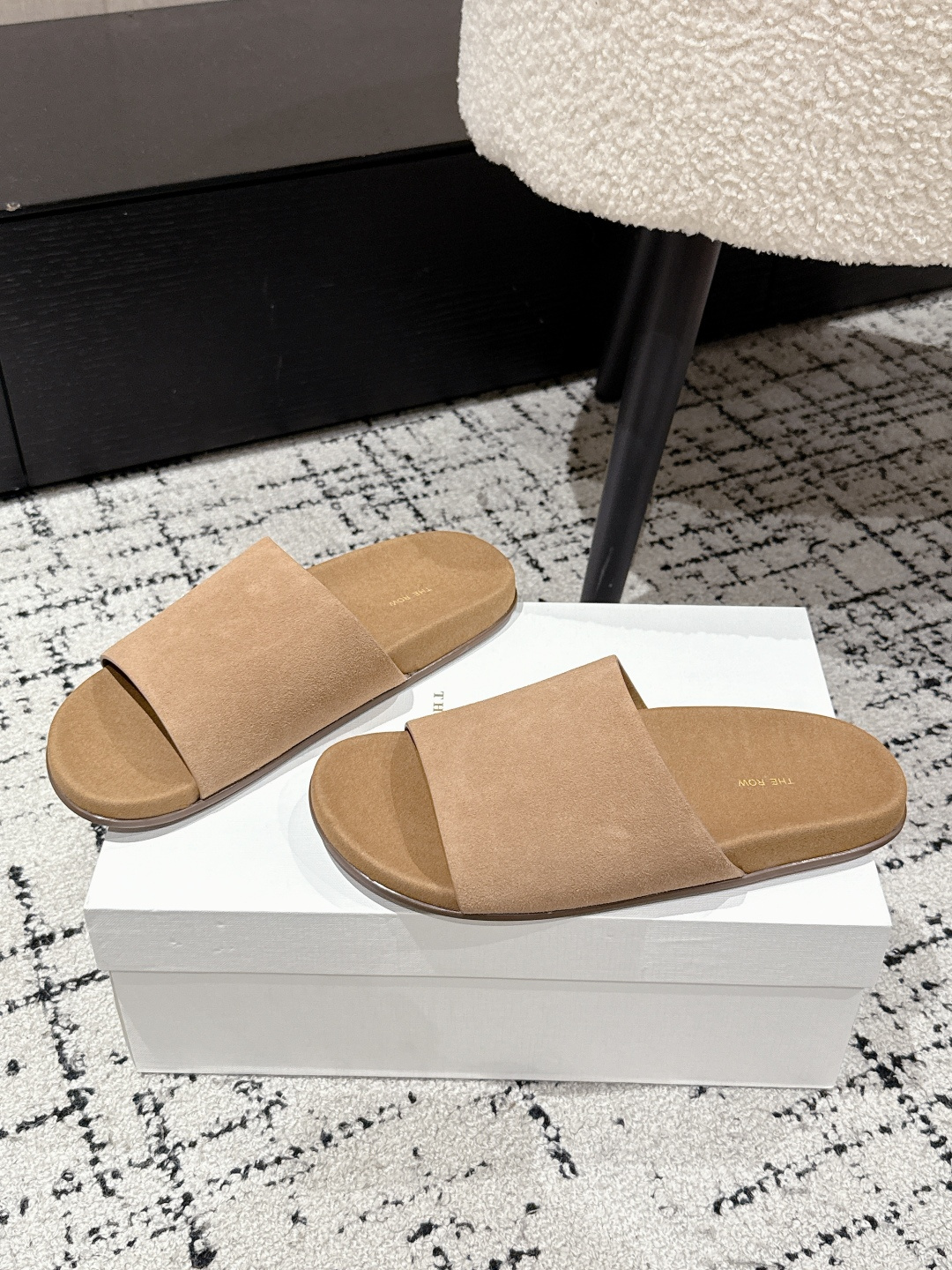 “Review of The Row Ugly Slippers: Comfort and Style in One-Size-Fits-All Design” - 图片 3