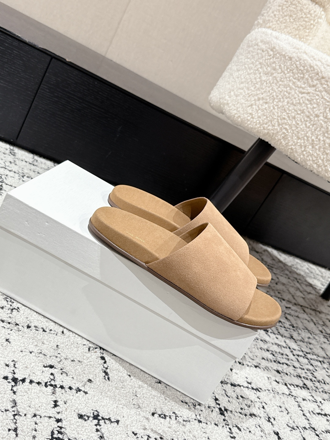 “Review of The Row Ugly Slippers: Comfort and Style in One-Size-Fits-All Design” - 图片 2