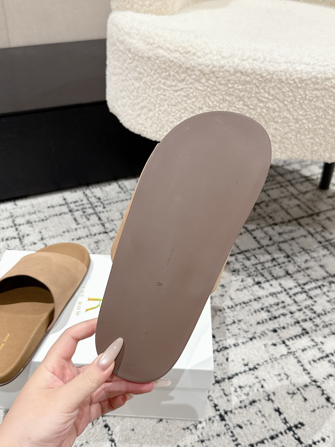 “Review of The Row Ugly Slippers: Comfort and Style in One-Size-Fits-All Design” - 图片 9