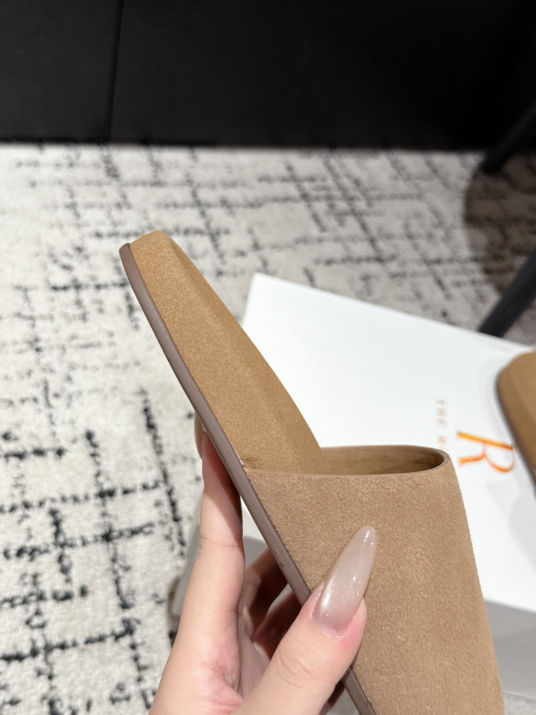 “Review of The Row Ugly Slippers: Comfort and Style in One-Size-Fits-All Design” - 图片 8