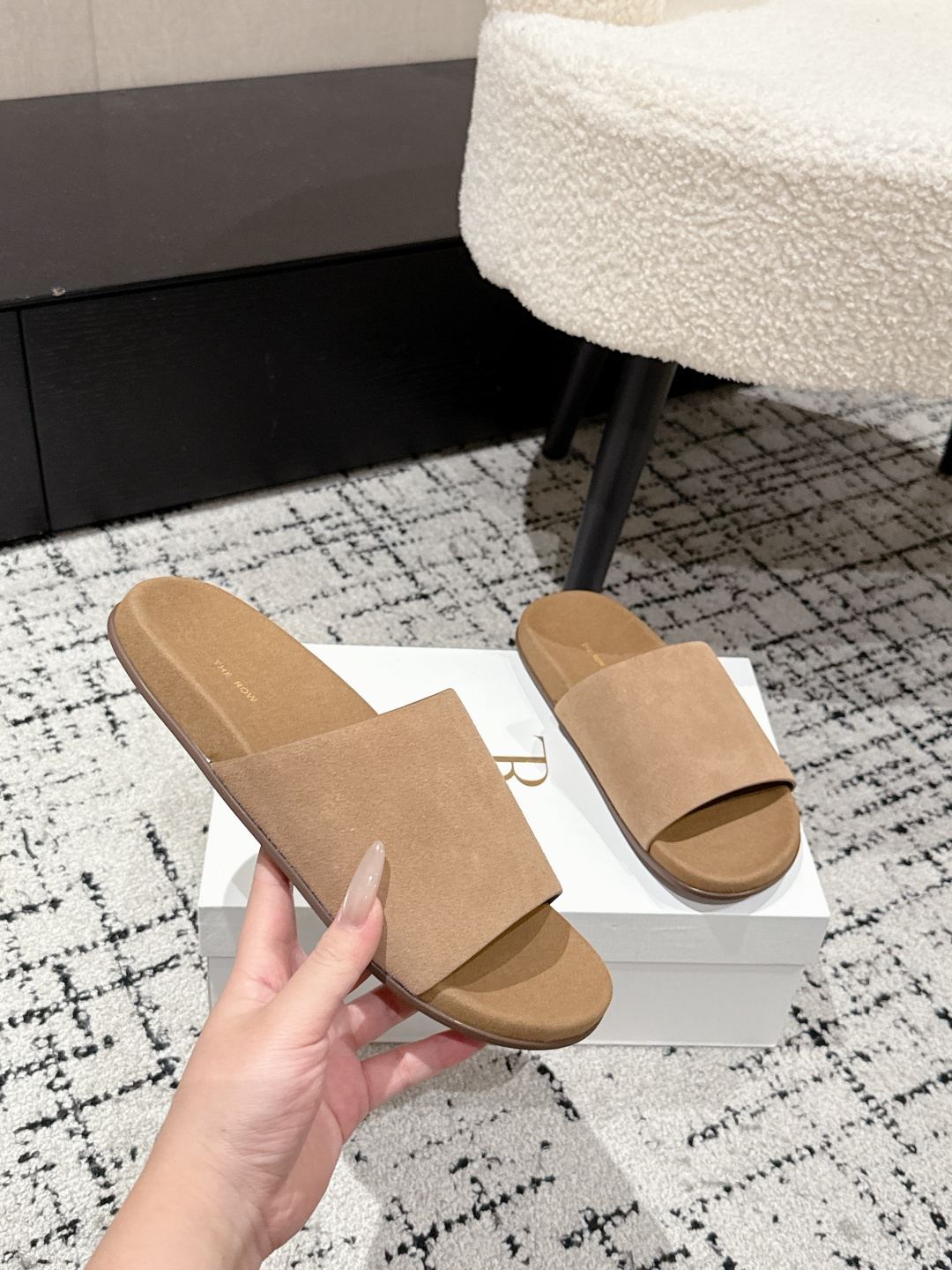 “Review of The Row Ugly Slippers: Comfort and Style in One-Size-Fits-All Design” - 图片 5