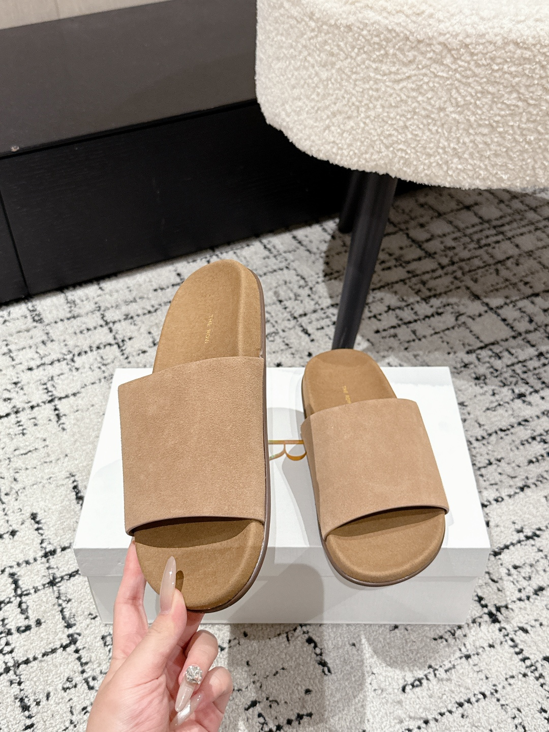 “Review of The Row Ugly Slippers: Comfort and Style in One-Size-Fits-All Design” - 图片 4