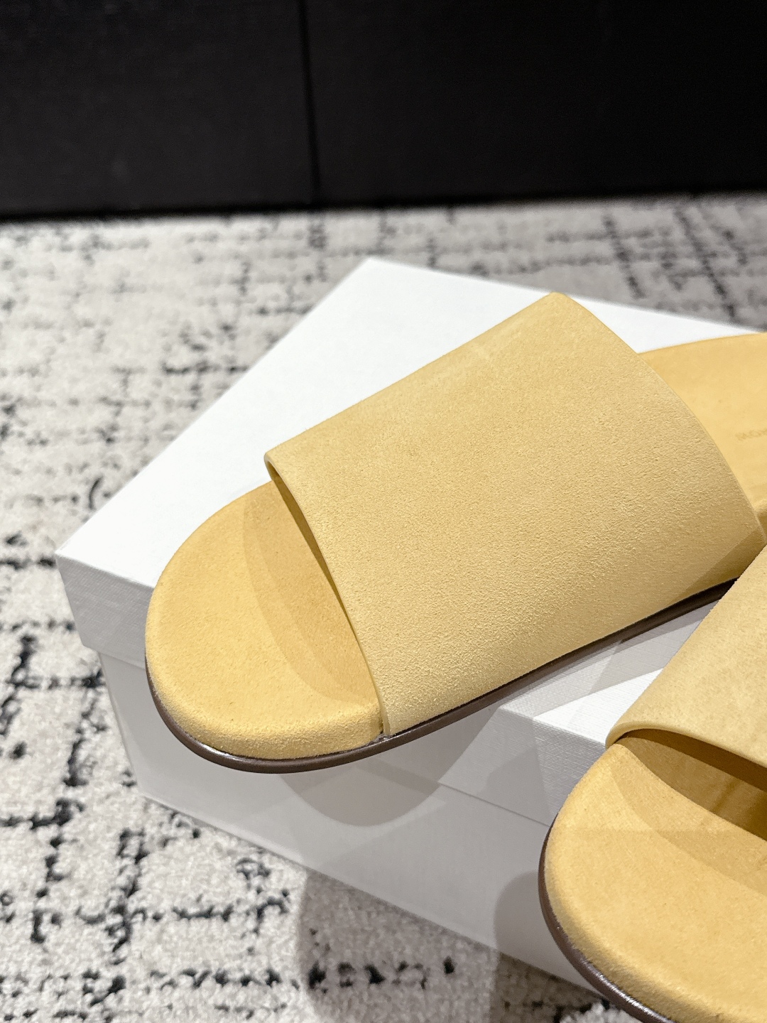 “Review of The Row Tide New One-Size-Fits-All Ugly Slippers for Fashionable Women: Comfortable and Stylish” - 图片 6