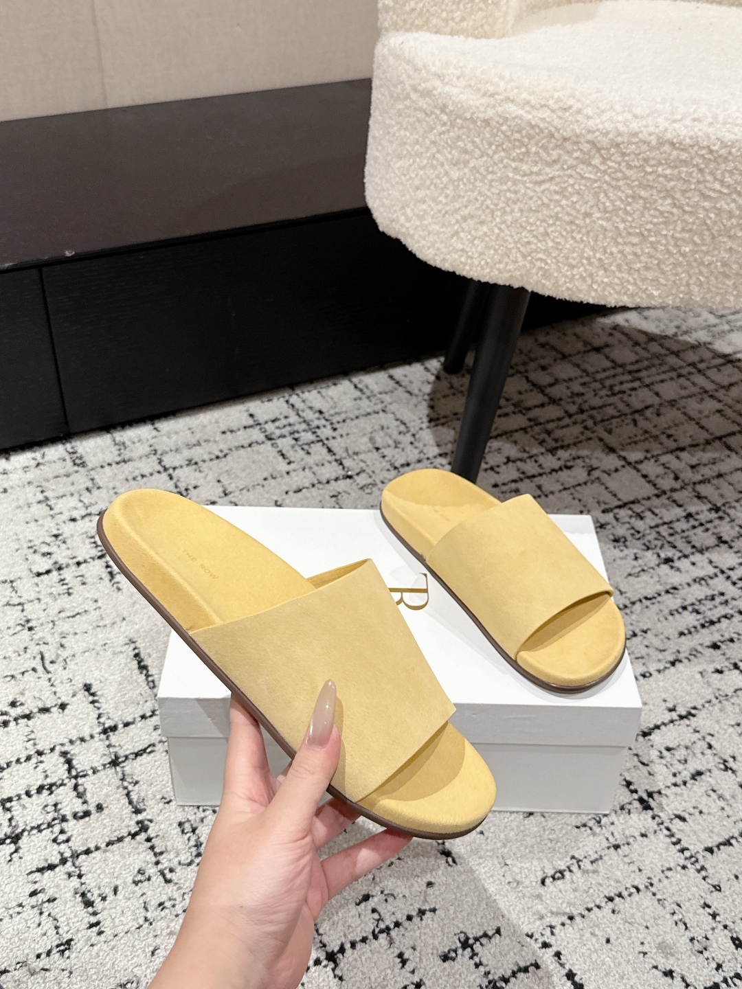 “Review of The Row Tide New One-Size-Fits-All Ugly Slippers for Fashionable Women: Comfortable and Stylish” - 图片 5
