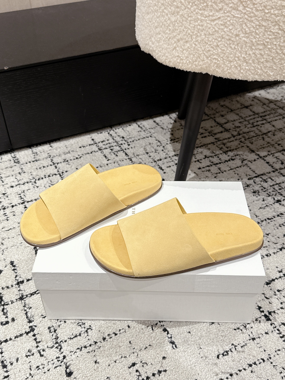 “Review of The Row Tide New One-Size-Fits-All Ugly Slippers for Fashionable Women: Comfortable and Stylish” - 图片 3