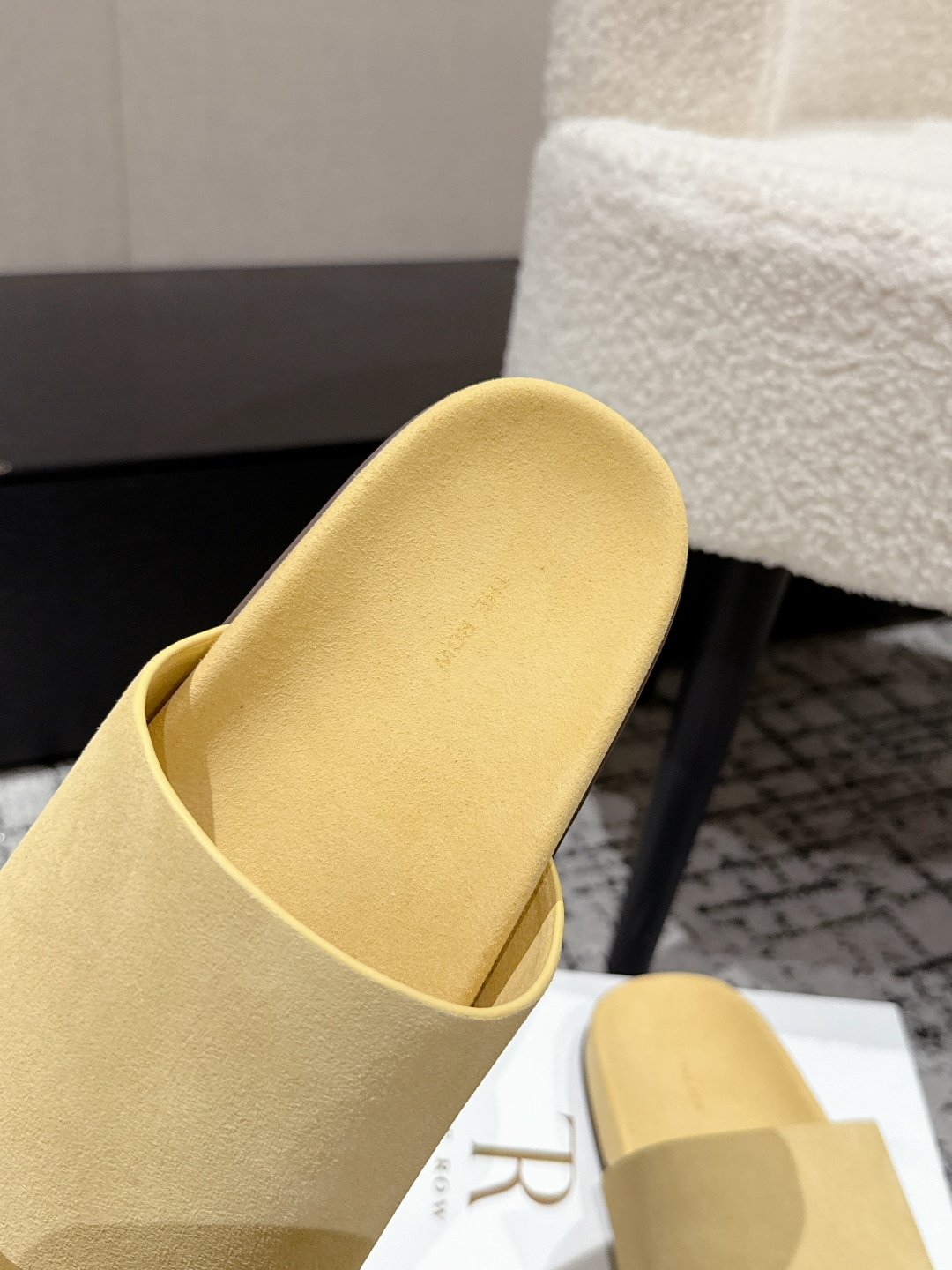 “Review of The Row Tide New One-Size-Fits-All Ugly Slippers for Fashionable Women: Comfortable and Stylish” - 图片 9