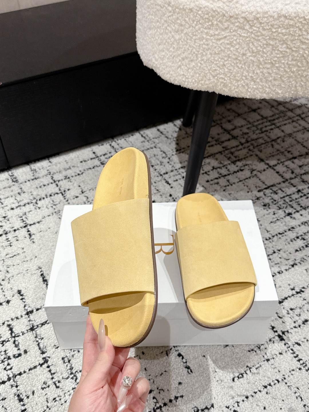 “Review of The Row Tide New One-Size-Fits-All Ugly Slippers for Fashionable Women: Comfortable and Stylish” - 图片 4