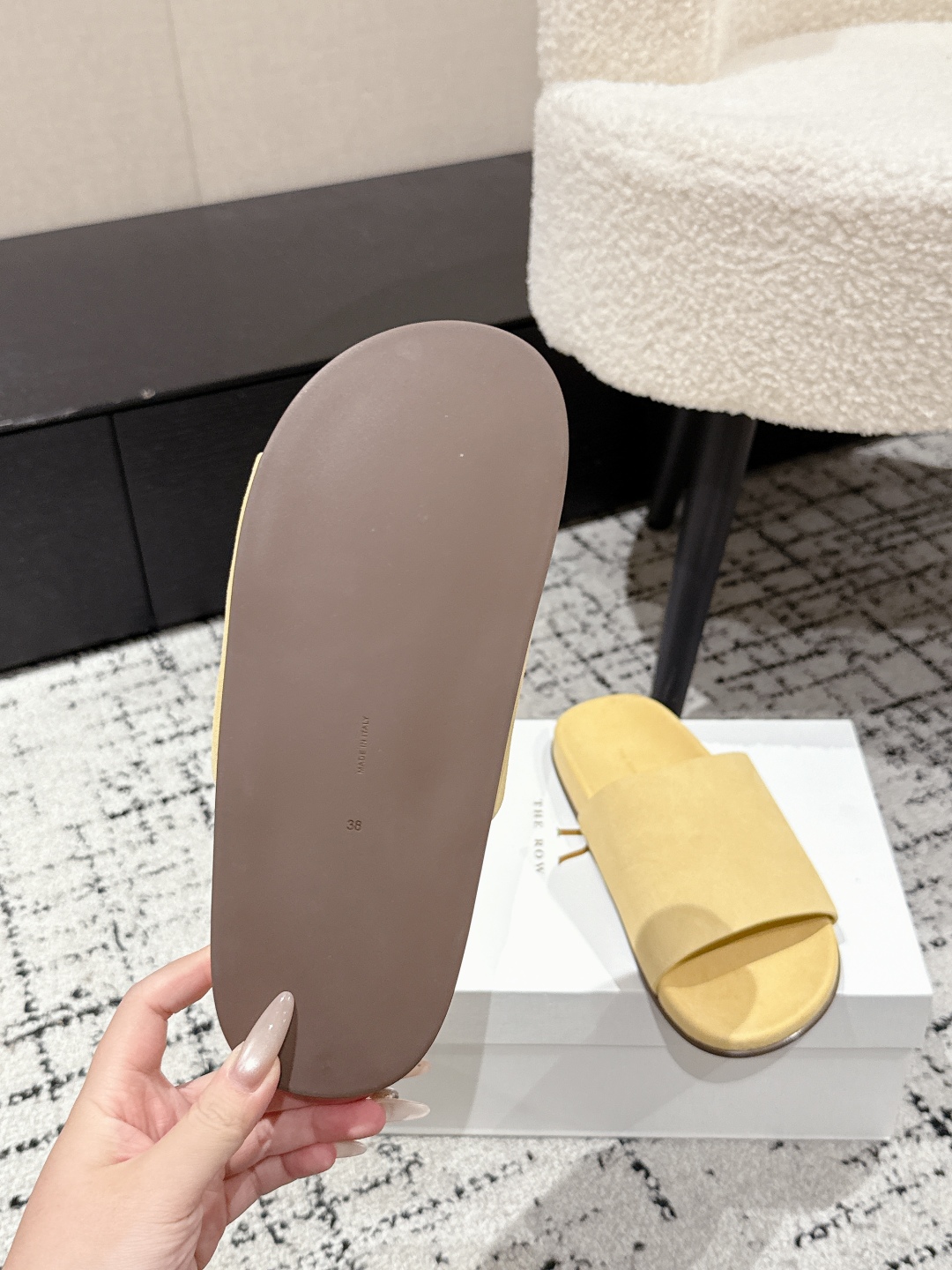 “Review of The Row Tide New One-Size-Fits-All Ugly Slippers for Fashionable Women: Comfortable and Stylish” - 图片 8