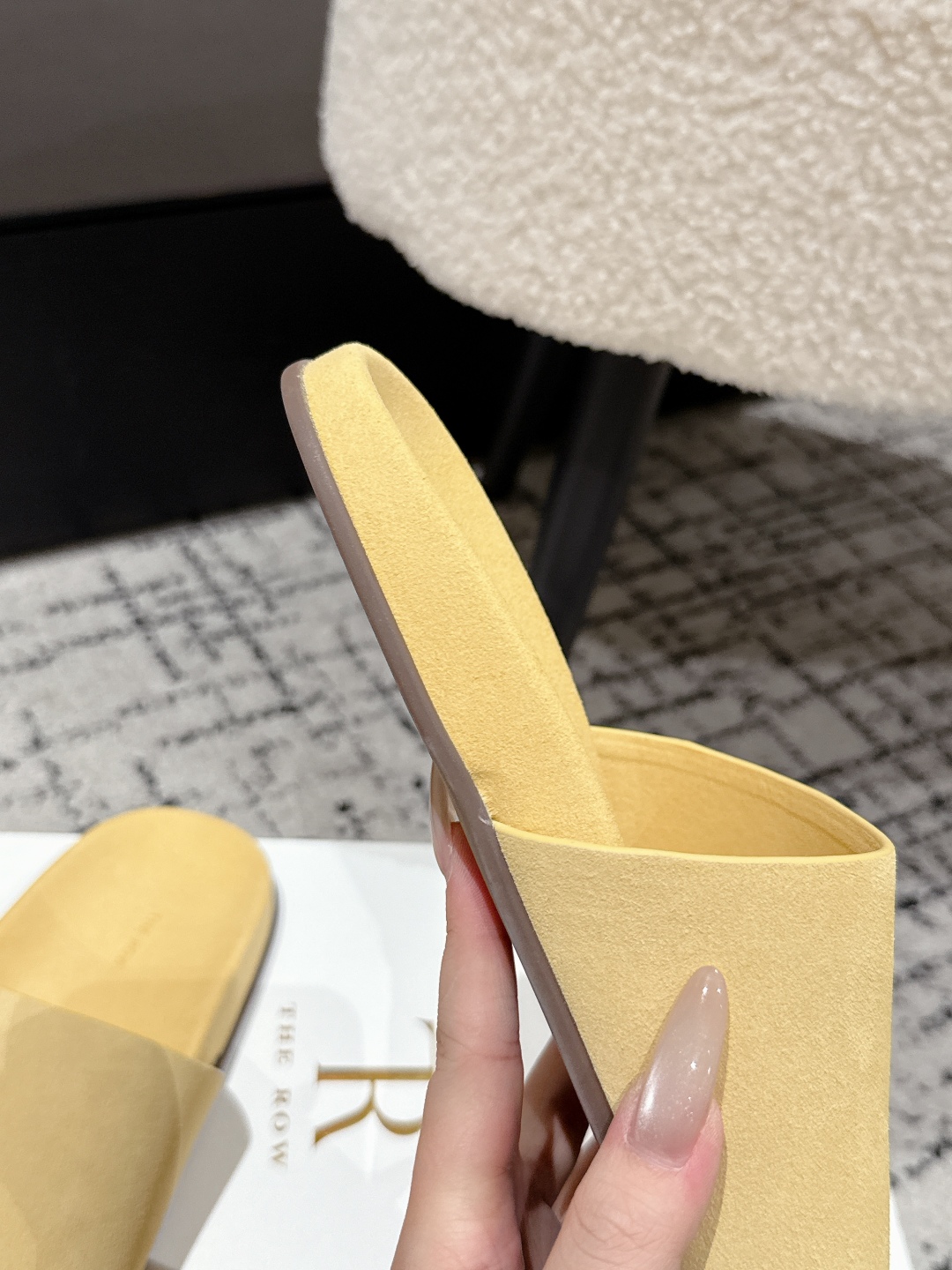 “Review of The Row Tide New One-Size-Fits-All Ugly Slippers for Fashionable Women: Comfortable and Stylish” - 图片 7