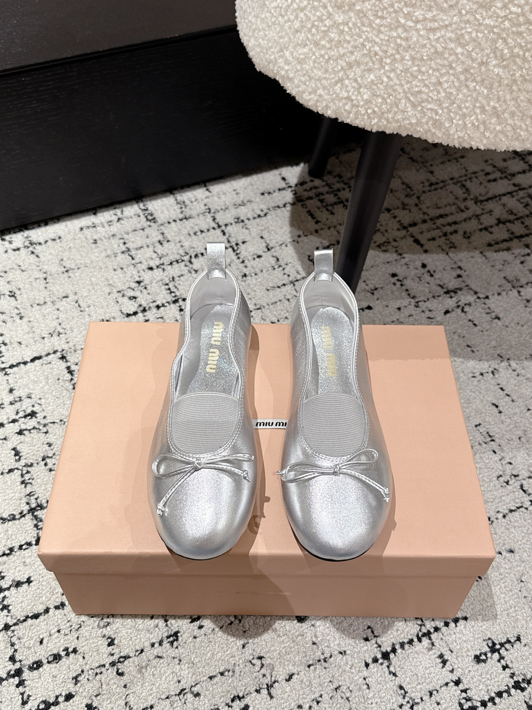 NO:419712,MIU MIU 25/Latest Elastic Bow Flat Sole Ballet Shoes 25 New Elastic Ballet Shoes, this pair of ballet flats is full of retro atmosphere, is treated with napa leather, and is equipped with a unique elastic bow design embellishing the overall design. Ballet shoes that combine elegance and retro temperament are light and age-reducing, suitable for matching with various styles!  Imported cowhide on the upper, water-dyed sheepskin inside, original rubber outsole Size#35-40 (40 custom made, no return or exchange), ballet shoes, miumiu, flats, cowhide, sheepskin19860909MIU MIU缪缪 25/最新 松紧蝴蝶结 平底 芭蕾舞鞋 25新款松紧芭蕾鞋,这双芭蕾平底鞋充满复古气息,采用纳帕皮革处理,并配以独特的松紧 蝴蝶结设计 点缀整体设计 集优雅和复古气质为一体的芭蕾鞋,轻盈又减龄,适合搭配各种造型！ 鞋面进口牛皮 内里水染羊皮里 大底原版橡胶大底 Size#35-40（40订做不退换）,芭蕾舞鞋,miumiu,flats,cowhide,sheepskin,Women's Shoes