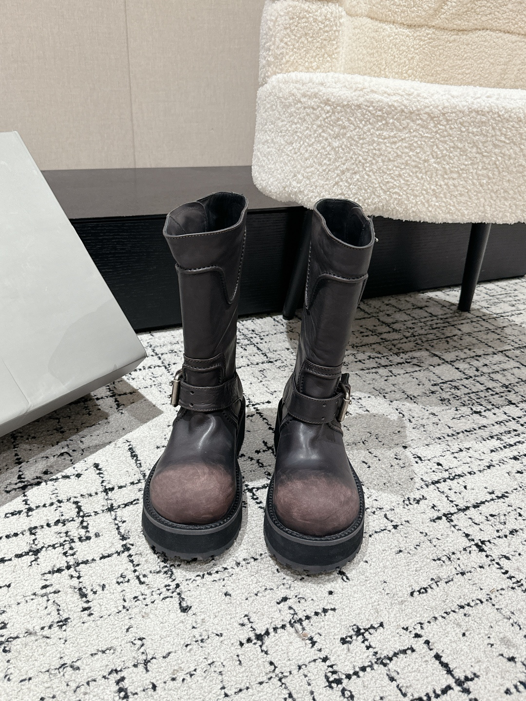 NO:419483,Men #Top Version Couple Model Balenciaga 25/ Latest Venom catwalk model A must-have for dark and cool girls motorcycle boots Long boots Fashion darlings add another general!  As soon as he appears, his aura is fully opened!  The unique folding design, paired with a personalized metal buckle, breaks the rules and takes an unruly attitude every step. The leather has a high-quality texture, a restrained and luxurious luster, and the details show its ingenuity!  Whether it is matched with the street style or being capable, it can instantly improve the overall style's fashion!  Become the focus of attention!  The upper is made of original imported polished cowhide, inner cowhide, original combination rubber sole, Size#women 35-41 men 39-45 (women 40.41 men 45 custom made without return), boots, balenciaga, balenciaga, boots, cowhide19860909男 #顶级版本 情侣款 Balenciaga 巴黎世家 25/ 最新 venom走秀款 暗黑风酷女孩必备 机车靴 长靴 时尚宠儿又添一员大将！一出场就气场全开！ 独特的翻折设计,搭配搭配个性金属扣带,打破常规,每一步都走出不羁态度. 皮革质感高级,光泽内敛又奢华,细节之处尽显匠心！ 无论是搭配街头风的宽松,还是干练的,它都能瞬间提升整体造型的时尚度！成为吸睛的焦点！ 鞋面采用原版进口擦色做旧牛皮 内里牛皮 大底原版沿条组合橡胶大底 Size#女35-41男39-45（女40.41男45定做不退换）,靴子,balenciaga,balenciaga,boots,cowhide,Women's Shoes