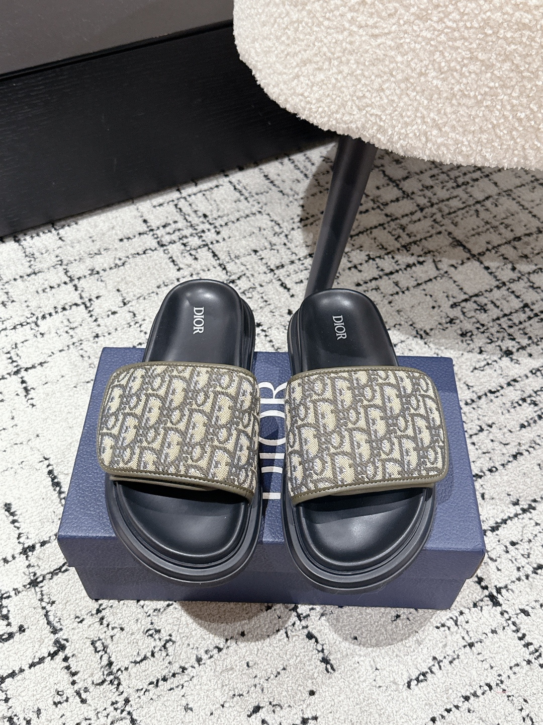 NO:407285,#Men's Top Version # Dior 25/ New Aqua Men's Summer Velcro Slippers Alias ​​Sandals are a new 2025 product and are a leisurely and sophisticated piece. This style is made of beige and black Dior Oblique jacquard, showing the cross-band design. This sandals consist of black leather and rubber sole for optimal comfort and are enhanced by Dior Oblique anti-slip inserts that will work effortlessly with any casual look of the season. Size: #39-46, Slippers, dior, dior, sandals, slippers19860909#男款 顶级版本 # 迪奥 25/ 新款 Aqua 男士夏季 魔术贴 拖鞋 Alias凉鞋是2025新品,是一款悠闲而精致的作品.该风格采用米色和黑色Dior Oblique提花制成,展示了交叉带设计.这款凉鞋由黑色皮革和橡胶鞋底组成,提供最佳舒适度,并由Dior Oblique防滑插入物增强,将毫不费力地与本季的任何休闲外观搭配. Size: #39-46,拖鞋,dior,dior,sandals,slippers,Women's Shoes