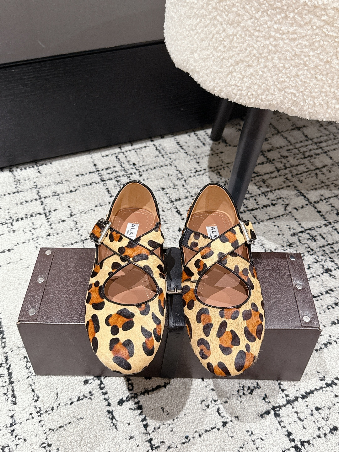 NO:404986,#Top version Alaia 25/ catwalk flat ballet shoes. Alaia is ultimate comfort and versatile. The cross-belt design has a ballet feeling. The same style as Zhang Xiaohui. Sweet and cool ballet style. A popular ballet shoes, romantic and charming. The original custom cowhide/mesh/yangjing fabric. Inner sheepskin inner lining. Private mold rubber non-slip sole. Size 35-39 (40 customized for non-return and exchange), ballet shoes, alaia, cowhide, sheepskin, sheep19860909#顶级版本 Alaia 25/ 走秀款平底芭蕾舞鞋 兜兜转转还得是Alaia 极致的舒适和百搭 交叉带的设计有种芭蕾舞的感觉 章小蕙同款 甜酷芭蕾风 人气超高的一款芭蕾舞鞋,浪漫又迷人 鞋面原版订制牛皮/网纱/羊京面料 內里羊皮内里 大底私模橡胶防滑大底 码数35-39（40订做不退换）,芭蕾舞鞋,alaia,cowhide,sheepskin,sheep,Women's Shoes