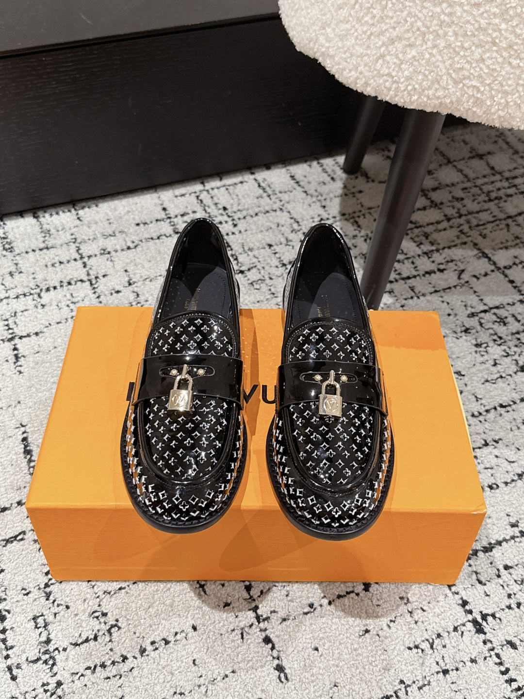 NO:407260,#Top version Louis Vuitton / Louis Vuitton 25ss Spring and summer punching lock loafers. Market high-end product quality Latest original original buckle, official website original disassembled original customized patent leather Use imported sheepskin as the inner lining, foot pad combined with perfect shoe last. Make your feet comfortable and generous, a rare travel artifact. Fabric: Imported patent leather Inner lining sheepskin foot pad sheepskin Outsole Italian genuine leather outsole Size#35-40 (40 custom made no return or exchange), loafers, louis vuitton, louis vuitton, loafers, sheepskin, Leather soles19860909#顶级版本 Louis Vuitton /路易威登 25ss 春夏 冲孔 锁扣 乐福鞋. 市场高端产品质量 最新原版饰扣,官网原版拆解原版订制漆皮 采用进口羊皮作内裡、垫脚结合完美鞋楦.让您上脚舒适不失落落大方,一款不可多得的出行神器. 面料: 进口漆皮 内里羊皮 垫脚羊皮 大底意大利真皮大底 Size#35-40（40订做不退不换）,乐福鞋,louis vuitton,louis vuitton,loafers,sheepskin,Leather soles,Women's Shoes