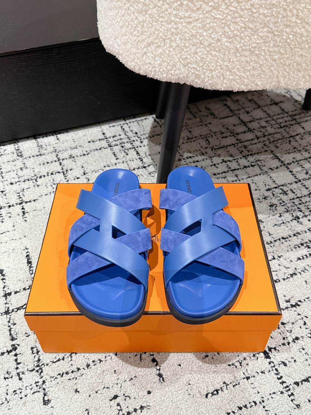 NO:407280,#Couple Hermes 25/ Kazimir Series Cross webbing sandals Retro slippers Original purchase and development Made this Kazimir braided strip and calfskin functional sandals. The interwoven upper inspired by the iconic 'H' pattern creates a casual look, which is a good companion for summer. Original custom imported top layer cowhide imported soft sheepskin sole original open mold-proof TPU material Size: #women's 35-40 Men's 39-45, slippers, hermes, hermes, sandals, slippers, cowhide, sheepskin19860909#情侣款 Hermes爱马仕 25/ Kazimir系列 交叉 织带 凉鞋 复古 拖鞋 原版购入开发 做货 这款Kazimir编织饰带和小牛皮机能凉鞋.以“H”标志性图案为灵感的交织鞋面打造休闲造型,可谓夏日良伴 面料原版定制进口头层牛皮 内里进口柔软羊皮 鞋底原版开模防滑TPU材质 Size: #女35-40 男款39-45,拖鞋,hermes,hermes,sandals,slippers,cowhide,sheepskin,Women's Shoes