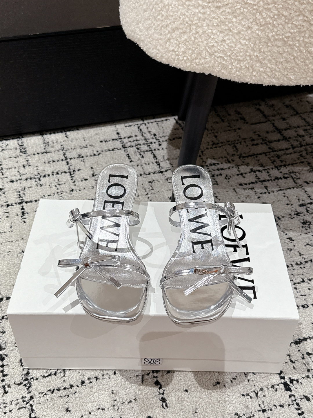 NO:417995,Top version LoewE 25/ Summer bow slippers Real air-conditioned shoes, with a looming beauty, it’s really beautiful to wear!  !  !  Highly recommended, super lazy fashion drag, three ways to wear, same style as celebrity bloggers!  Imported metal cowhide fabric, imported sheepskin inner heel height: 4.5cm outsole: original beef tendon wear-resistant sole Size35-40 (40 custom made without return or exchange), slippers sandals, loewe, loewe, sandals, slippers, cowhide, sheepskin19860909顶级版本 罗意威LOEWE 25/ 夏季 蝴蝶结 拖鞋 真正空调鞋,加若隐若现的美感,上脚真的太美了！！！强烈推荐,超级懒人时装拖,三种穿法,明星博主同款！ 面料进口金属牛皮 内里进口羊皮 跟高: 4.5cm 大底: 原版牛筋耐磨底 Size35-40（40订做不退换）,拖鞋凉鞋,loewe,loewe,sandals,slippers,cowhide,sheepskin,Women's Shoes