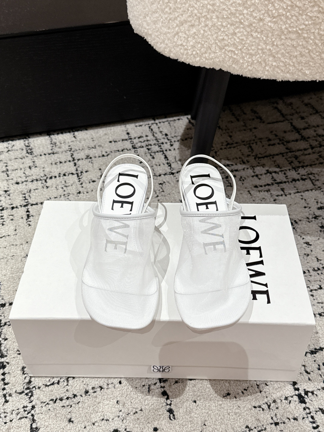 NO:418004,Top version LoewE 25/ Summer mesh slippers Real air-conditioned shoes, with a looming beauty, it’s really beautiful to wear!  !  !  Highly recommended, super lazy fashion drag, three ways to wear, same style as celebrity bloggers!  Original fabric mesh/cowhide, imported sheepskin in the inner, heel height: 4.5cm, outsole: original beef tendon wear-resistant sole Size35-40 (40 custom made without return or exchange), slippers sandals, loewe, loewe, sandals, slippers, cowhide, sheepskin19860909顶级版本 罗意威LOEWE 25/ 夏季 网纱 拖鞋 真正空调鞋,加若隐若现的美感,上脚真的太美了！！！强烈推荐,超级懒人时装拖,三种穿法,明星博主同款！ 面料原版网纱/牛皮 内里进口羊皮 跟高: 4.5cm 大底: 原版牛筋耐磨底 Size35-40（40订做不退换）,拖鞋凉鞋,loewe,loewe,sandals,slippers,cowhide,sheepskin,Women's Shoes