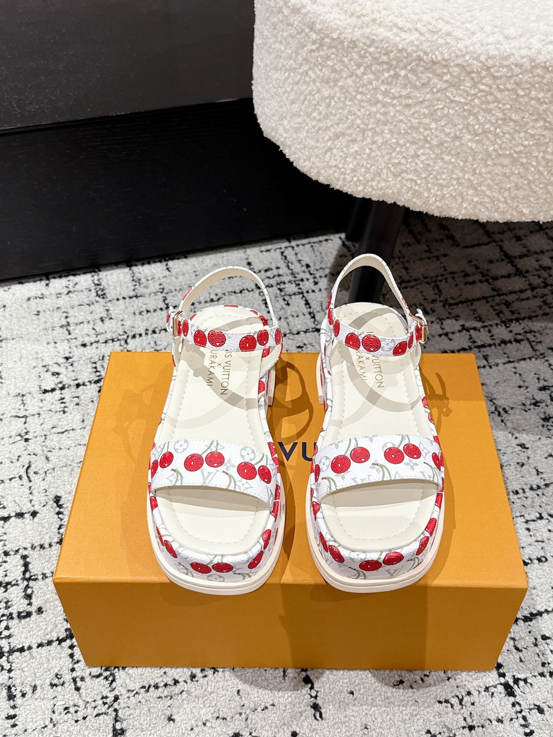 NO:419729,LouisVuitton 25/ Summer limited Cherry style thick sole sandals Latest summer limited Cherry style series Use colors and large-area base colors of the upper as a comparison to create a cherry color element style, creating another classic style!  Super beautiful!  Unspeakable fashion!  Daily versatility is no problem, and it has the significance of changes and development of the times!  Super easy to wear, full of summer atmosphere!  Original custom fabric, inner sheepskin, outsole rubber non-slip combination sole Size#35-41 (40.41 customization, no return or exchange), sandals, louis vuitton, sandals, sheepskin19860909LouisVuitton 25/ 夏季限定 樱桃风 厚底 凉鞋 最新夏季限定 樱桃风系列 采用彩色以及鞋面的大面积底色作为对比,创造出樱桃彩色元素风格,成就了又一个经典款！上脚超级美腻！说不出来的时尚！日常百搭不在话下,而且很有时代的变迁发展的意义！超级好穿,上脚满满的夏日氛围！ 材质原版定制面料 内里羊皮里 大底橡胶防滑组合底 Size#35-41（40.41定制不退换),凉鞋,louis vuitton,sandals,sheepskin,Women's Shoes