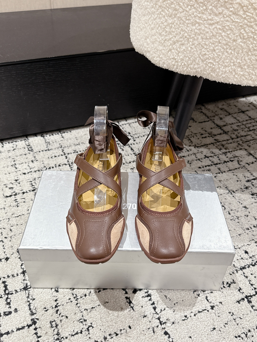 NO:407270,27QUAI trendy brand 25/ Latest GROSMOTT Cross-strip Mary Jane Ballet Casual Shoes Dynamic and Soft ~ Completely suitable!  Fashionable sports expert, light feet, both fashionable and comfortable~ Paired with soft leather, cross-banded strap design with 'X' to create a unique touch and better visual effect of foot modification. Upper: top layer cowhide/cow suede/breathable net/matched with imported highlight ribbon Inner: soft sheepskin foot pad: sheepskin breathable Inner height 3.5cm Size: #35-39, ballet shoes, mary jane, cowhide, sheepskin, chamois leather1986090927QUAI 潮牌 25/ 最新GROSMOTT 交叉绑带玛丽珍 芭蕾舞 休闲鞋 动感而柔美～完全适合！时髦运动达人,脚感轻盈 兼具时尚与舒适~ 搭配柔软的的皮质,与'X'交叉绑带设计,形成独特触感与更好的脚部修饰视觉效果. 鞋面: 头层牛皮/牛麂皮/透气网/搭配进口高光丝带 内里: 柔软羊皮 垫脚: 羊皮透气 内增高3.5cm Size: #35-39,芭蕾舞鞋,mary jane,cowhide,sheepskin,chamois leather,Women's Shoes