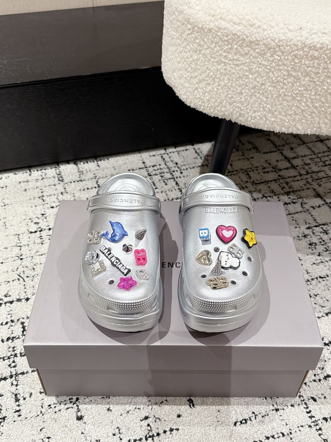 NO:404949,Balenciaga 25/ Spring and summer latest thick sole, hole shoes, new dark horse items for spring 25, fashion bloggers at home and abroad show off, popular among social platforms at home and abroad, fashion experts must buy, various Bajia elements hardware buckles DIY, very brand recognition, two pairs of genuine products for men and women counters, all hardware reproduction, heavy money to open molds to create, craftsmanship, accurate restoration of every detail Original mold opening EVA rubber and plastic integrated molding, super light on the foot, a perfect height of 6cm, a complete height of original packaging Size#35-41 (40.41 custom made without return), slippers, balenciaga, balenciaga, burberry, slippers19860909巴黎世家Balenciaga 25/ 春夏最新 厚底 洞洞鞋 25春季新款黑马单品,海内外时尚博主纷纷上脚大秀,火遍海内外社交平台,时尚达人必入款,各种巴家元素五金扣DIY 极具品牌辨识度 男女专柜两双正品购入 五金全部开模复刻 重金开模打造 匠心工艺,精准还原每个细节 原版开模EVA橡塑一体成型大底 上脚超级轻 大底高度6cm妥妥的增高神器 原版全套包装 Size#35-41（40.41定做不退换）,拖鞋,balenciaga,balenciaga,burberry,slippers,Women's Shoes