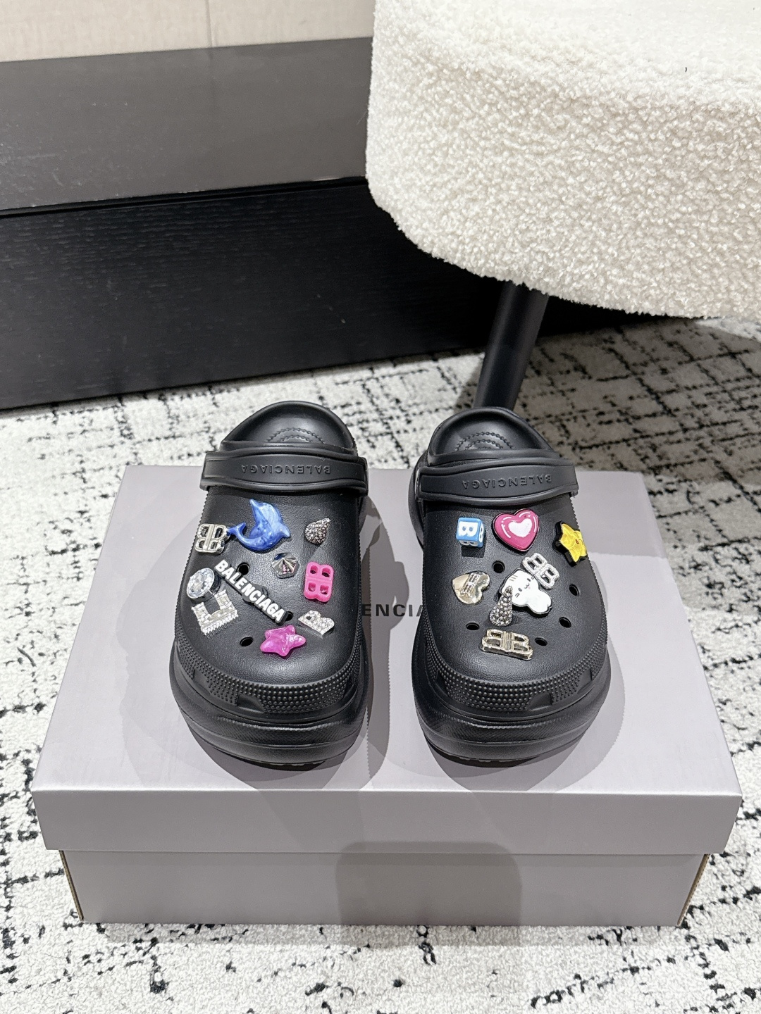 NO:407272,Balenciaga 25/ Spring and summer latest thick sole, hole shoes, new dark horse items for spring 25, fashion bloggers at home and abroad show off, popular among social platforms at home and abroad, fashion experts must buy, various Bajia elements hardware buckles DIY, very brand recognition, two pairs of genuine products for men and women counters, all hardware reproduction, heavy money to open molds to create, craftsmanship, accurate restoration of every detail Original mold opening EVA rubber and plastic integrated molding, super light on the foot, a perfect height of 6cm, a complete height of original packaging Size#35-41 (40.41 custom made without return), slippers, balenciaga, balenciaga, burberry, slippers19860909巴黎世家Balenciaga 25/ 春夏最新 厚底 洞洞鞋 25春季新款黑马单品,海内外时尚博主纷纷上脚大秀,火遍海内外社交平台,时尚达人必入款,各种巴家元素五金扣DIY 极具品牌辨识度 男女专柜两双正品购入 五金全部开模复刻 重金开模打造 匠心工艺,精准还原每个细节 原版开模EVA橡塑一体成型大底 上脚超级轻 大底高度6cm妥妥的增高神器 原版全套包装 Size#35-41（40.41定做不退换）,拖鞋,balenciaga,balenciaga,burberry,slippers,Women's Shoes