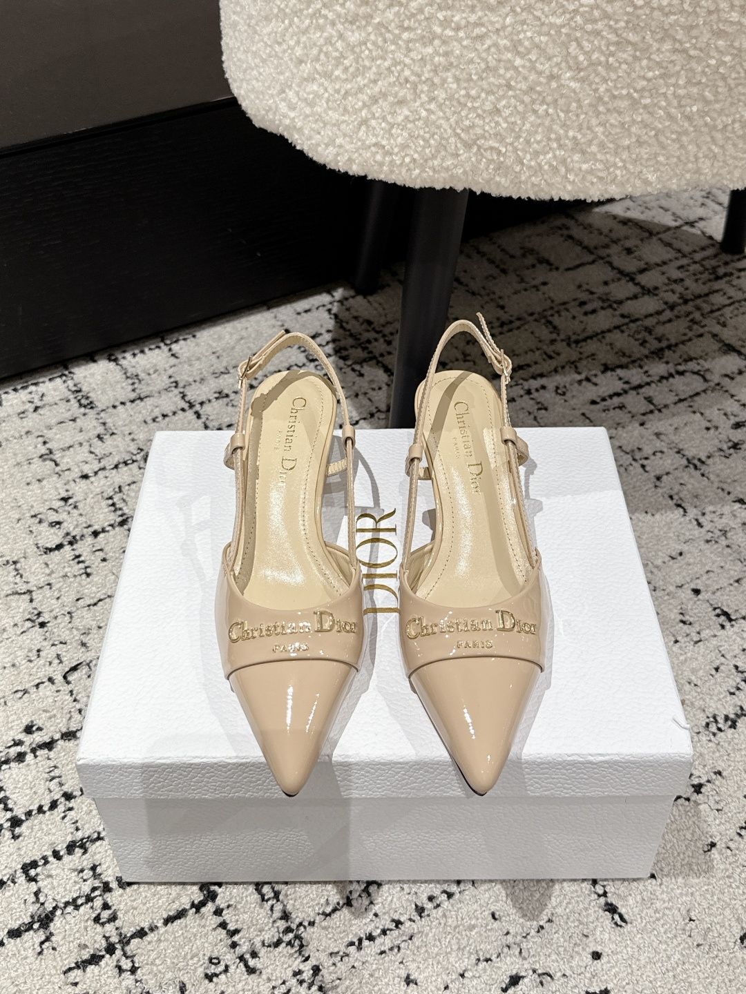 NO:419573,Sandals Single Shoes DIOR 25/Dio Spring and summer new steel stamped letter logo single shoes/sandals series continues the eternal classic of D's family! This shoe is low-key and gorgeous, sexy and not ostentatious. The shoe style is a delicate style that everyone loves. It looks very slim. The entire curve of the side perfectly shows the curve of the foot. It has both mature and feminine taste and a hint of lively girlishness. It looks so good on the feet. It is worth recommending. Cowhide/paper leather, mixed-bred sheepskin, outsole, Italian original sole, heel height 5cm, size 35-39 (40/41/42, customized, non-return and exchange), sandals, dior, dior, sandals, cowhide, sheepskin, single shoes, dior, dior, sandals, cowhide, sheepskin19860909凉鞋 单鞋 DIOR 25/迪奧 春夏新品钢印字母logo单鞋/凉鞋系列 延续D家永恒经典！这款鞋低调不失华丽 性感又不显张扬 鞋型是大家都爱的秀气款 非常非常显瘦 侧面整个弧度将脚部曲线完美展现 既有成熟女人味 又不乏一丝活泼少女感, 上脚也太好看了,值得推荐 鞋面牛皮/漆皮 内里混种羊皮 大底意大利原版底 跟高5cm 码数35-39（40/41/42 定制不退换）,凉鞋单鞋,dior,dior,sandals,cowhide,sheepskin,Women's Shoes