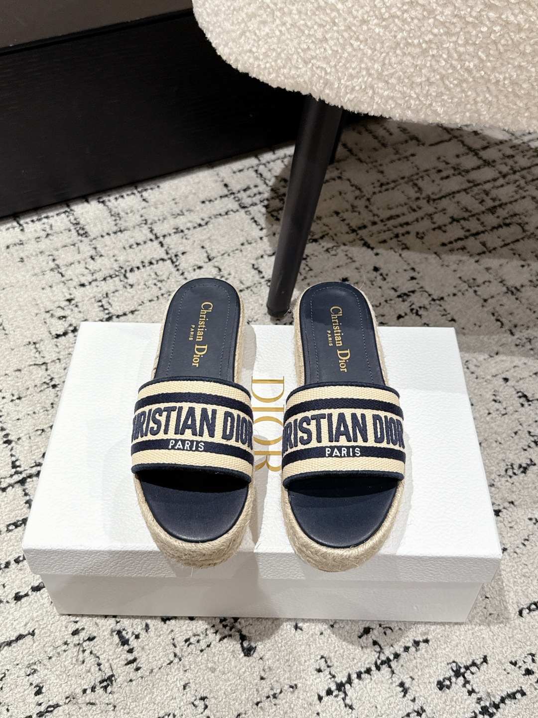 NO:421668,# Purchase grade DIOR 25/ Dway fabric embroidered logo open toe 7cm thick sole one strap slippers CD letter logo three-dimensional embroidered thick sole round toe open toe slippers Original development top version, soft and delicate feet, extremely comfortable. Upper: Imported electric embroidered cotton technology fabric Inner: Water-dyed cowhide foot pad inner sole: Original uniform combination outsole Sole thickness: 7cm Size#35-41 (40.41. Custom made no return or replacement), slippers sandals, dior, dior, sandals, slippers, cowhide19860909#代购级 DIOR迪奥 25/ Dway 织物 刺绣徽标露趾 7cm 厚底 一字带 拖鞋 CD字母logo立体刺绣厚底圆头露趾拖鞋 原版开发市面顶级版本,脚感柔软细腻,舒适度极高. 鞋面: 进口电绣棉质科技面料 内里: 水染牛皮垫脚内里 大底: 原版一致组合大底 底厚: 7cm Size#35-41（40.41.定做不退不换）,拖鞋凉鞋,dior,dior,sandals,slippers,cowhide,Women's Shoes