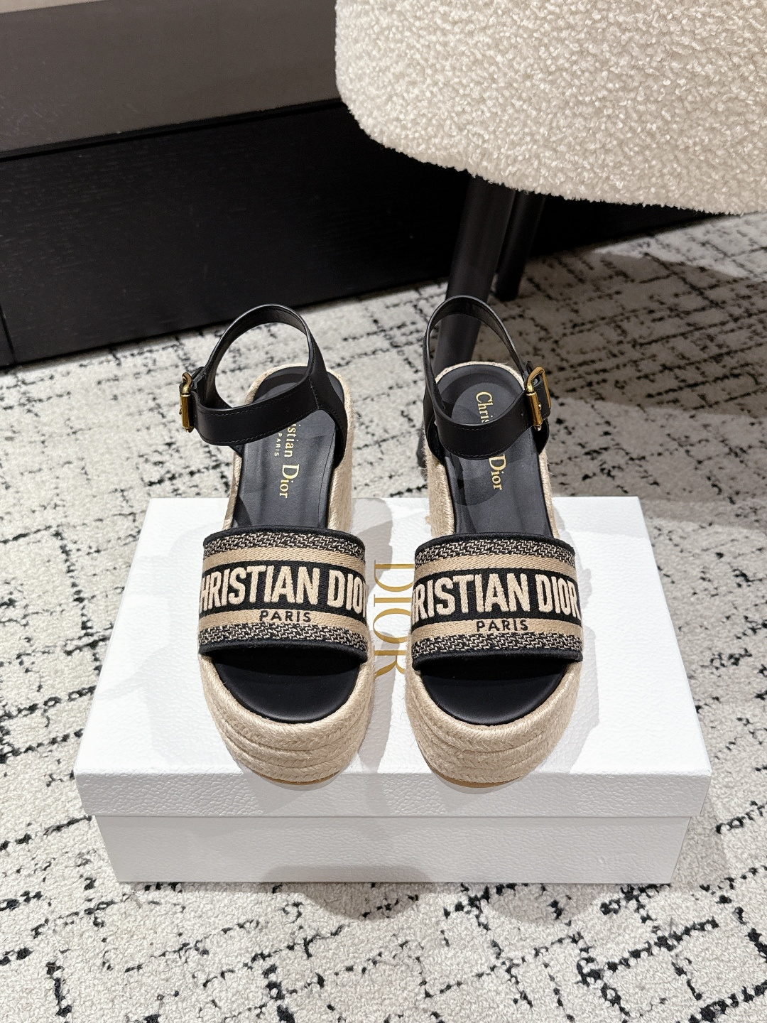 NO:421679,# Purchase grade DIOR 25/ Dway fabric embroidered logo open toe 7cm thick sole one strap sandals CD letter logo three-dimensional embroidered thick sole round toe slippers Original development top version, soft and delicate feet, extremely comfortable. Upper: Imported electric embroidered cotton technology fabric Inner: Water-dyed cowhide foot pad inner sole: Original uniform combination outsole Sole thickness: 7cm Size#35-41 (40.41. Custom made no return or replacement), slippers sandals, dior, dior, sandals, slippers, cowhide19860909#代购级 DIOR迪奥 25/ Dway 织物 刺绣徽标露趾 7cm 厚底 一字带 凉鞋 CD字母logo立体刺绣厚底圆头露趾拖鞋 原版开发市面顶级版本,脚感柔软细腻,舒适度极高. 鞋面: 进口电绣棉质科技面料 内里: 水染牛皮垫脚内里 大底: 原版一致组合大底 底厚: 7cm Size#35-41（40.41.定做不退不换）,拖鞋凉鞋,dior,dior,sandals,slippers,cowhide,Women's Shoes