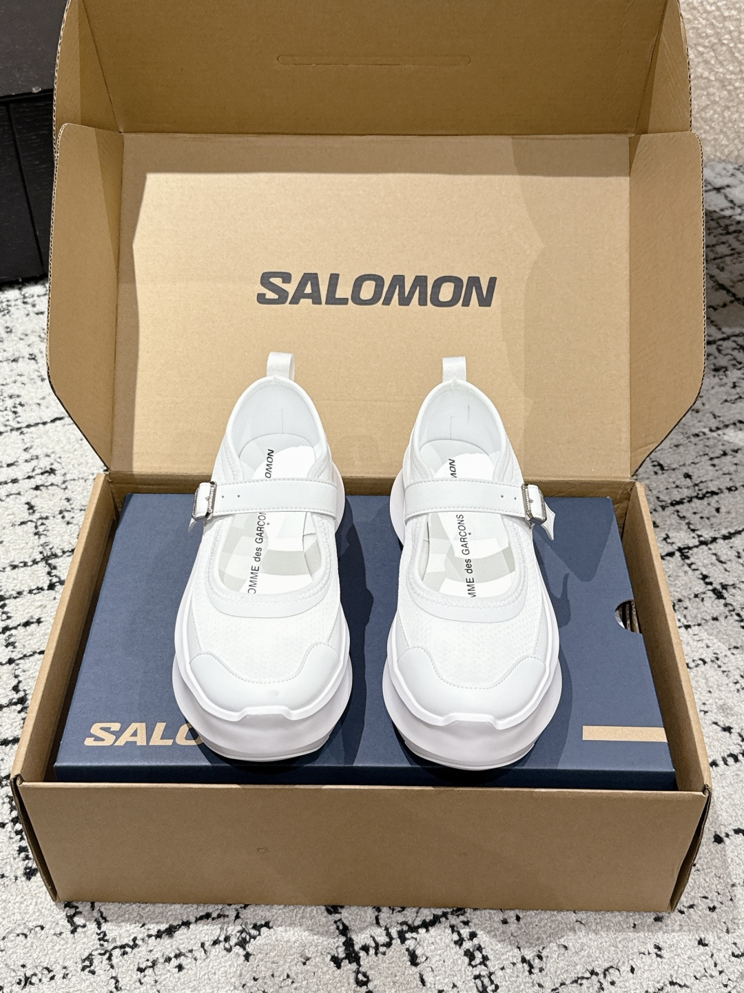 NO:445108,#Top version CDG x Salomon Co-branded 25/ XT-6 series Mary Jane Thick-soled casual sneakers Continue the brand design genes Fusion of simple design and practical technology Still black and white simple color matching The brand words on the shoe also reflect the minimalist design style. Paired with Contagrip rubber thick sole design The reinterpreted upper part replaces the previous drawstring shoelaces with Pulsar Advanced sole cover outline, and is decorated with mesh, tear-resistant upper, waterproof rubber strips and nylon pull rings and other details Fabric: Original custom imported technology fabric Inner: Original imported breathable mesh Outsole: Original open mold ultra-light foaming material Sole thickness: 6.5CM  Size#35-40 (40 custom made without return or exchange), casual shoes/sports shoes, mary jane, sneakers19860909#顶级版本 CDG x Salomon 萨洛蒙 联名款 25/ XT-6 系列 玛丽珍 厚底休闲运动鞋 延续品牌设计基因 融合简约的设计和实用的技术性 依旧是黑白简约配色 鞋身上的品牌字样也体现出极简主义的设计风格 搭配Contagrip 橡胶厚底鞋底设计 重新演绎的鞋面部分则以Pulsar Advanced袜套式轮廓替换了之前抽绳鞋带 并饰有网眼 抗撕裂材质鞋面 防水胶条以及尼龙拉环等细节 面料: 原版定制进口科技面料 内里: 原版进口透气网里 大底: 原版开模超轻发泡材质 底厚: 6.5CM Size#35-40（40定做不退换）,休闲鞋/运动鞋,mary jane,sneakers,Women's Shoes