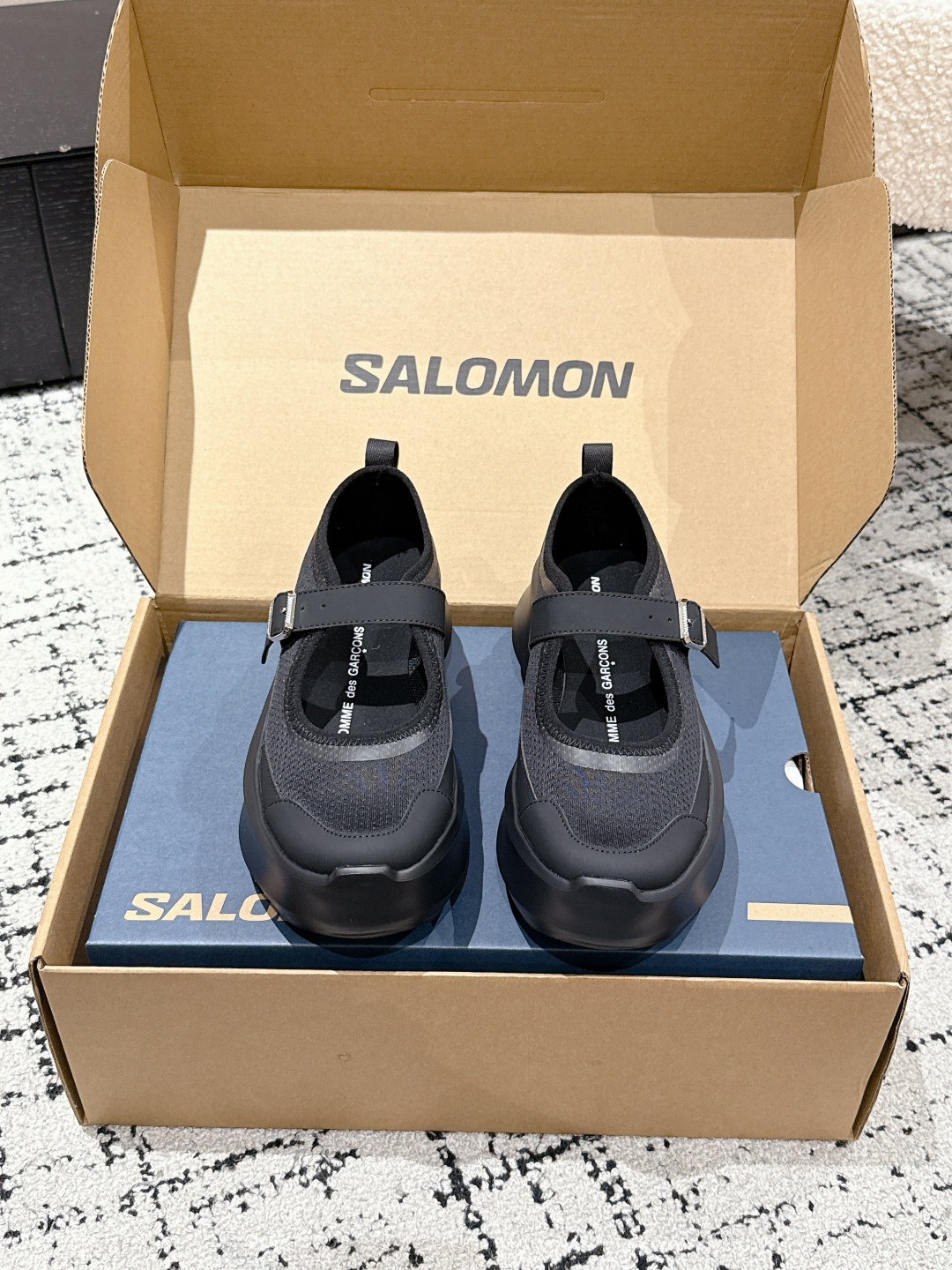 NO:407263,#Top version CDG x Salomon Co-branded 25/ XT-6 series Mary Jane Thick-soled casual sneakers Continue the brand design genes Fusion of simple design and practical technology Still black and white simple color matching The brand words on the shoe also reflect the minimalist design style. Paired with Contagrip rubber thick sole design The reinterpreted upper part replaces the previous drawstring shoelaces with Pulsar Advanced sole cover outline, and is decorated with mesh, tear-resistant upper, waterproof rubber strips and nylon pull rings and other details Fabric: Original custom imported technology fabric Inner: Original imported breathable mesh Outsole: Original open mold ultra-light foaming material Sole thickness: 6.5CM  Size#35-40 (40 custom made without return or exchange), Mary Jane, mary jane, sneakers19860909#顶级版本 CDG x Salomon 萨洛蒙 联名款 25/ XT-6 系列 玛丽珍 厚底休闲运动鞋 延续品牌设计基因 融合简约的设计和实用的技术性 依旧是黑白简约配色 鞋身上的品牌字样也体现出极简主义的设计风格 搭配Contagrip 橡胶厚底鞋底设计 重新演绎的鞋面部分则以Pulsar Advanced袜套式轮廓替换了之前抽绳鞋带 并饰有网眼 抗撕裂材质鞋面 防水胶条以及尼龙拉环等细节 面料: 原版定制进口科技面料 内里: 原版进口透气网里 大底: 原版开模超轻发泡材质 底厚: 6.5CM Size#35-40（40定做不退换）,玛丽珍,mary jane,sneakers,Women's Shoes
