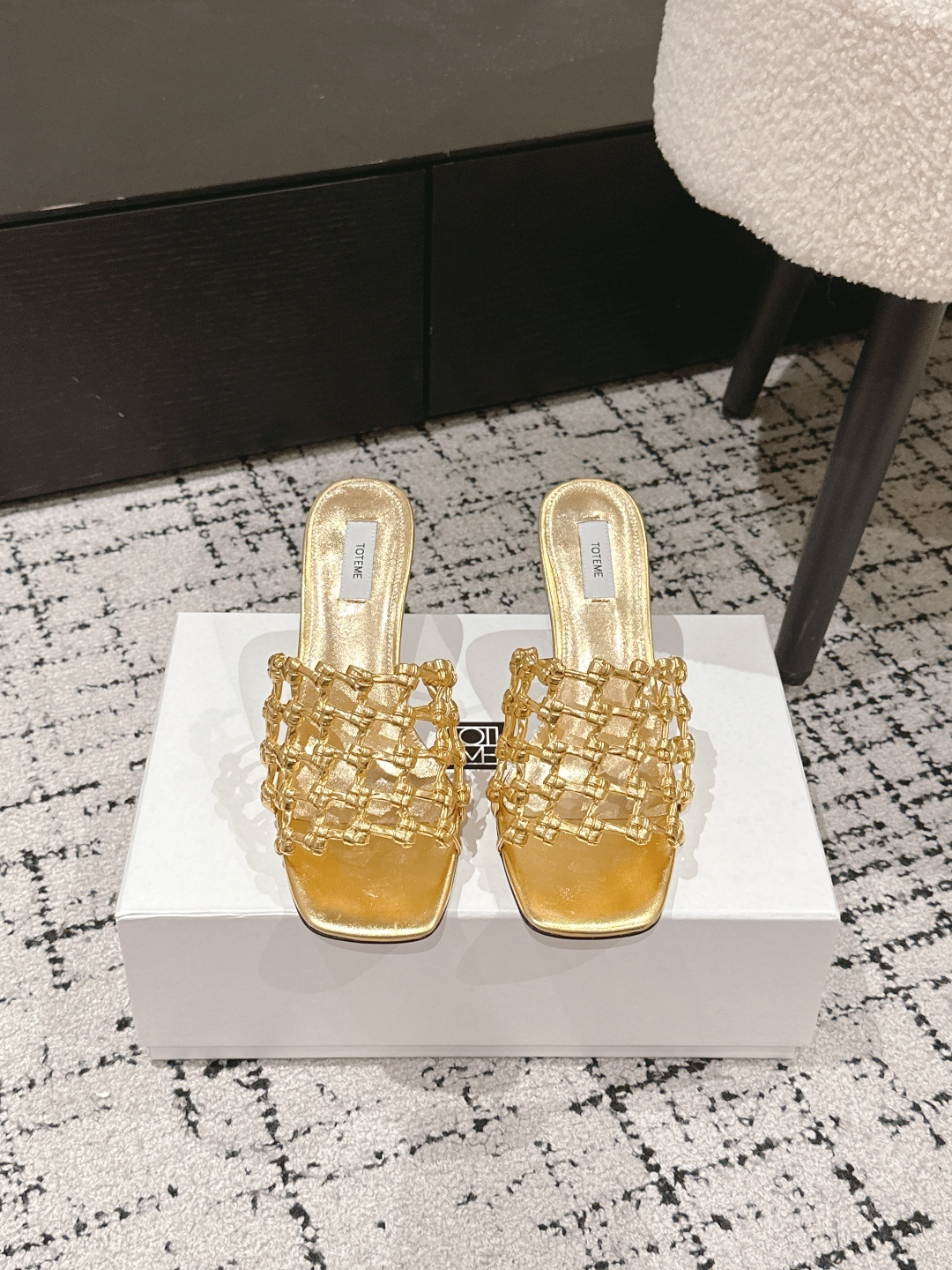 NO:445153,TOTEME 25ss woven flat/high heel slippers are the perfect encounter between fashion and comfort. The unique woven texture of the upper interwoven exquisite style, showing ingenious craftsmanship, simple square toe and flat design, casual and free, low-key, high-end feeling, easy to grasp the fashionable atmosphere, hand-woven upper, imported sheepskin, outsole imported leather outsole, heel high flat/8cm Size35-39 (40.41 custom-made, non-return and exchange), slippers, slippers, sheepskin, Leather soles19860909TOTEME 25ss编织平底/高跟拖鞋 是时尚与舒适的完美邂逅 鞋面独特的编织纹理 交织出精致格调 彰显匠心工艺 简约的方头与平底设计 随性自在 低调中流露着高级感 轻松拿捏时髦氛围 鞋面手工编织 内里进口羊皮 大底进口真皮大底 跟高平底/8cm Size35-39（40.41定制不退换）,拖鞋,slippers,sheepskin,Leather soles,Women's Shoes