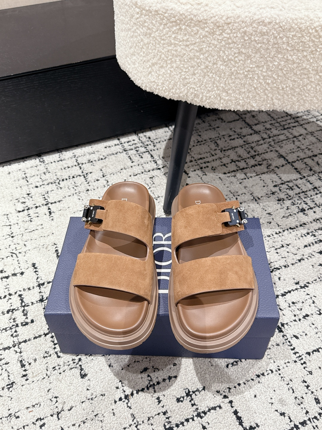 NO:416080,#Men's Top Version DIOR 25/ Summer Latest Aqua Suede Flat Toe Flip Flops Men's Slippers Leisure and sole. This sandal consists of black leather and rubber sole for optimal comfort and is enhanced by Dior Oblique non-slip inserts to match effortlessly with any casual look of the season. Size: #38-46 (38.45.46 Custom made non-return), slippers, dior, dior, sandals, slippers19860909#男款 顶级版本 DIOR迪奥 25/ 夏季最新 Aqua 绒面革 平底露趾一字拖鞋 男款 拖鞋 悠闲而精致的作品.这款凉鞋由黑色皮革和橡胶鞋底组成,提供最佳舒适度,并由Dior Oblique防滑插入物增强,将毫不费力地与本季的任何休闲外观搭配. Size:#38-46(38.45.46定做不退换）,拖鞋,dior,dior,sandals,slippers,Women's Shoes