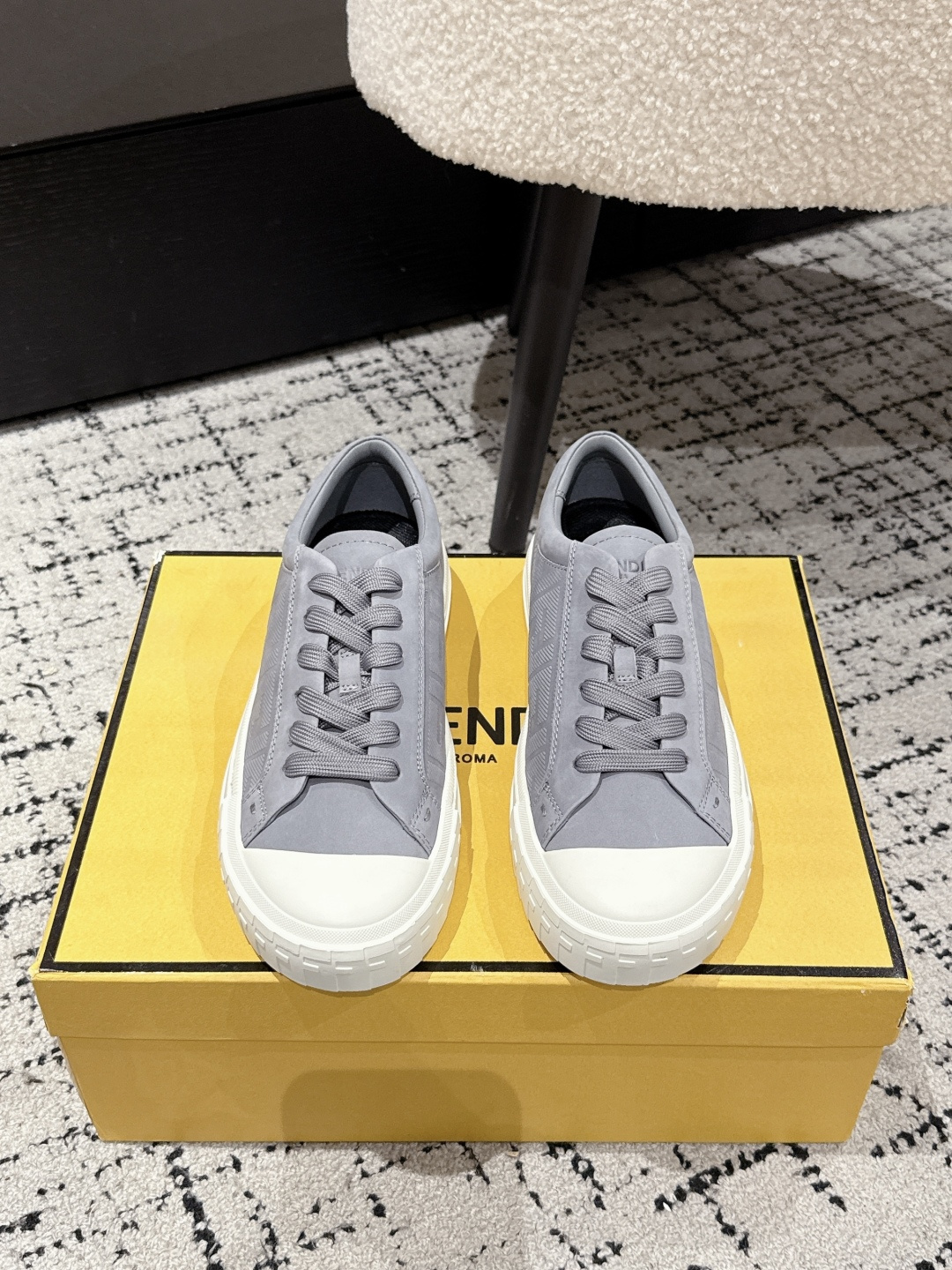 NO:419699,#Couple Model Fendi 25/ Domino Series Leather Embossed Couple Model Casual Sports Shoes Skateboard Shoes FENDI Domino Couple Model Sneakers - a brand new essential model!  Turn on the domino effect!  The new Domino canvas sneakers have become a favorite shoe, and it is perfect for those who want to create a simple and FENDI-style look. Because this sneaker is the most cost-effective one among FENDI entry-level sneakers, it provides an excellent opportunity to absorb and attract all customers who love to wear relaxed and comfortable daily sneakers. Fabric: Original custom leather embossing process Lift: Imported sheepskin Sole: Original open mold-proof non-slip rubber outsole Size: #women's 35-40/men's 39-45, casual shoes/sports, fendi, fendi, sneakers, sheepskin19860909#情侣款 Fendi芬迪 25/ Domino系列 皮面压花 情侣款 休闲 运动鞋 滑板鞋 FENDI Domino情侣款 运动鞋 -全新必备款型！开启多米诺效应！新款 Domino 帆布运动鞋成为深受喜爱的一款鞋履,对于想打造简约且具有 FENDI 特色造型的人士而言,这款鞋履是完美之选.因为这款运动鞋是 FENDI 入门级运动鞋中最具性价比的-一款,所以其为吸纳并吸引所有爱穿轻松舒适的日常运动鞋的客户提供了一个绝佳契机. 面料 : 原版定制皮面压花工艺 内里 : 进口羊皮 鞋底 : 原版开模防滑橡胶大底 Size : #女款35-40/男款39-45,休闲鞋/运动鞋,fendi,fendi,sneakers,sheepskin,Women's Shoes