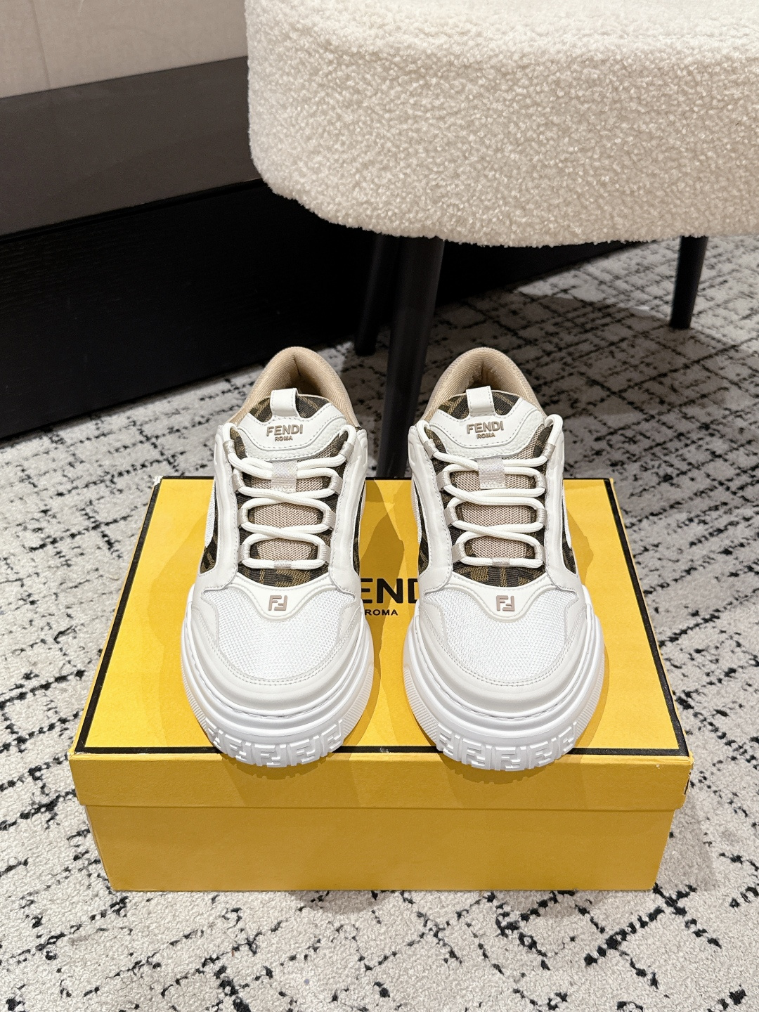 NO:419719,#Men's top version FENDI Fendi 25/ Latest Force series Calfskin FF mesh round toe thick sole Low top sports shoes Original purchase and development Made this Force lace-up low top shoes. White full grain leather and white and brown smooth leather material, with padded elements. Brown FF jacquard and yellow high-tech fabric details. Lightweight and thick white sole, toe and heel strap FF pattern details, delivery counter exquisite packaging Fabric: original imported cowhide/breathable mesh Inner original customized breathable mesh Sole original open mold rubber foam material Sole 5CM Size: #Men's 39-45 (45 custom made without return), casual shoes/sports shoes, fendi, fendi, sneakers, cowhide19860909#男款顶级版本 FENDI芬迪 25/ 最新 Force系列 小牛皮 FF 网面 圆头厚底 低帮 运动 板鞋 原版购入开发 做货 这款 Force系带低帮鞋.白色全粒面皮革以及白色和棕色光滑皮革材质,采用衬垫元素.棕色FF提花和黄色高科技布料细节.轻质厚实白色鞋底,鞋头和鞋跟带FF图案细节,配送专柜精美包装 面料:原版进口头层牛皮/透气网 内里原版定制透气网里 鞋底原版开模橡胶发泡材质 底厚5CM Size:#男款39-45（45定做不退换）,休闲鞋/运动鞋,fendi,fendi,sneakers,cowhide,Women's Shoes