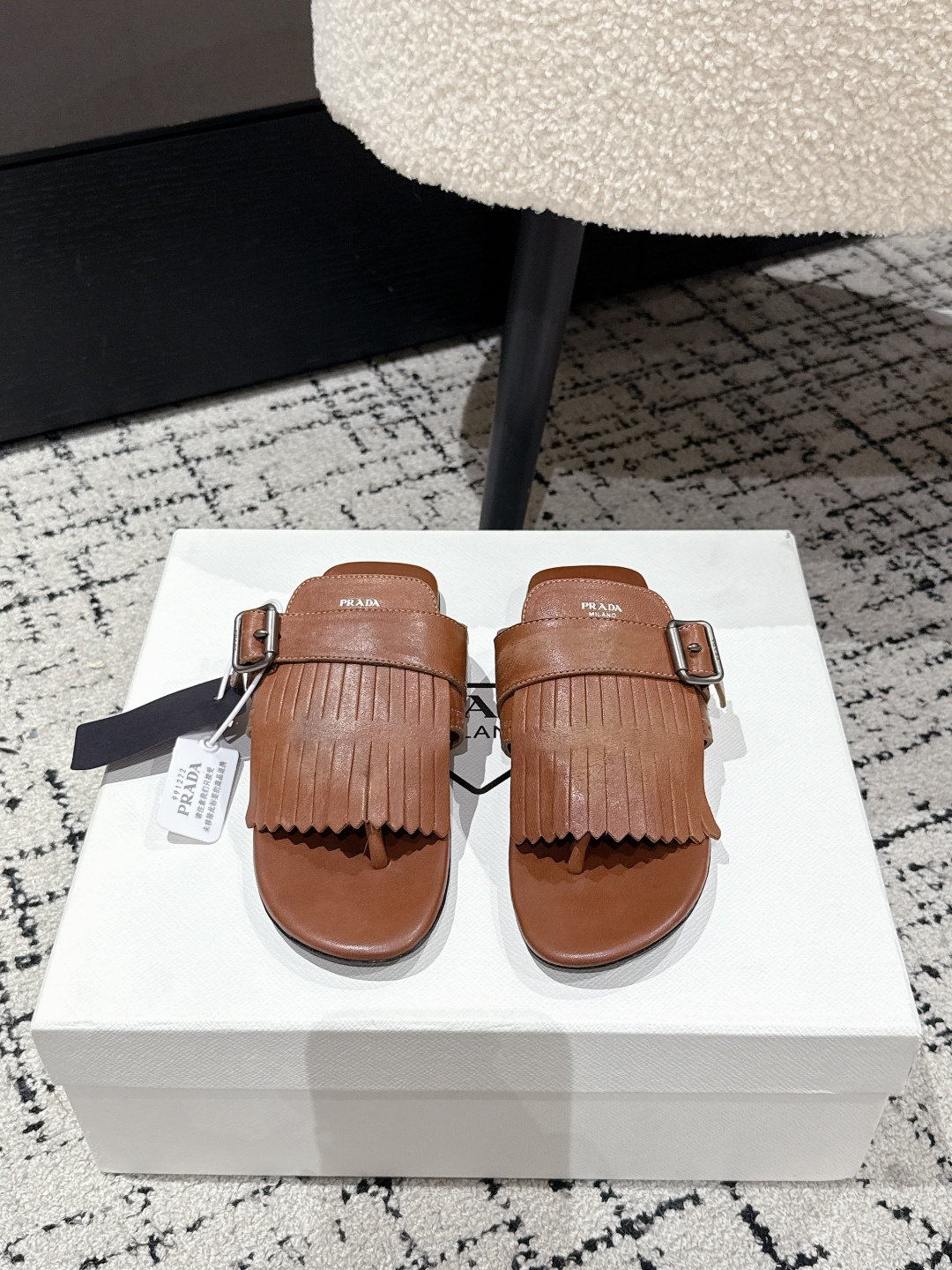NO:419742,#Top version Prada 25/ catwalk retro tassel open-toed foot clip slippers catwalk retro stylish and full of casual versatile fashion and casual and unique taste, everyone loves and easily controls it. It will explode every year. It is enough to conquer you, wear it, casual and fashionable, both without mistakes, simple and handsome on the feet Fabric: imported vegetable tanned leather tassel craftsmanship Original polishing and color breaking and making treatment effect Inner: Inner sheepskin Sole: Original rubber beef tendon sole Size: #35-41 (40.41 custom-made without return and exchange), slippers, prada, prada, slippers, sheepskin19860909#顶级版本 Prada普拉达 25/ 走秀款复古流苏露趾夹脚 拖鞋 走秀款 复古感时髦满满 随意百搭 时尚休闲 独到味道,人人都爱也轻松驾驭 每年都会爆.足以征服你,穿上它,休闲时髦 两不失误 上脚简单帅气 面料: 进口植鞣皮流苏工艺 原版擦色打烂做旧处理效果 内里: 内里羊皮 鞋底: 原版橡胶牛筋底 Size: #35-41（40.41定制不退换),拖鞋,prada,prada,slippers,sheepskin,Women's Shoes