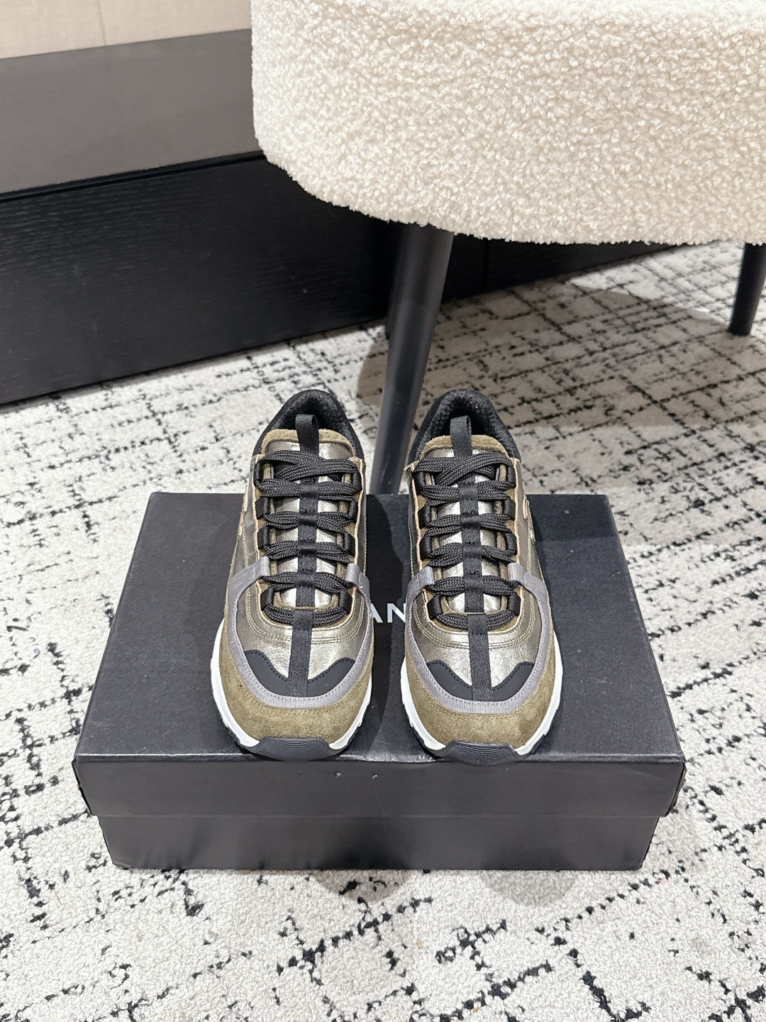 NO:419702,Chanel 25/ New Product Casual Sports Shoes Super Recommended The sneakers of this season are really beautiful. They are so beautiful. They are very light and soft. Those who like to climb hiking and outdoor sports can enter!  Upper: Use original custom calf leather Inner: Use imported mesh material Sole: Original open mold custom anti-slip sole Size: #35-40 (40 custom made without return or exchange), casual shoes/sports shoes, chanel, chanel, sneakers, cowhide19860909Chane 香奈儿 25/ 新品 休闲 运动鞋  超级推荐这一季的运动鞋真的绝美啊 实在是太好看了. 很轻很软糯 喜欢爬山户外运动者可入！ 鞋面: 采用原版定制小牛皮 内里: 采用进口网布材质 鞋底: 原版开模定制防滑大底 Size: #35-40(40定做不退换）,休闲鞋/运动鞋,chanel,chanel,sneakers,cowhide,Women's Shoes