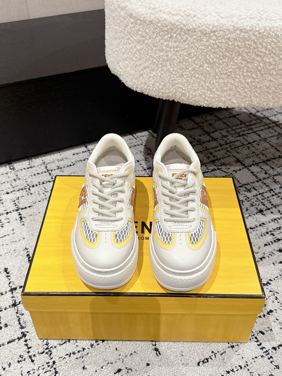 NO:630261,#TOPVERSION FENDI Fendi 25/ Match Platfo Biscuit shoes, bread shoes, charms, thick-soled round toe laces, sneakers, original purchase, development and production. The first sports shoe fendi match created by designer Kim Jones is similar to the LV Donkey Brand Trainer basketball sneakers. The shoe shape is similar, with FF retro design added. The upper is made of suede and mesh stitching. The double F logo raised on the side is lined with terry velvet. The upper foot is super soft and light.  Comfortable matching sweatshirt, full of youthful feeling. The fabric is original customized imported first-layer cowhide/mesh cloth. The lining is imported customized breathable mesh. The sole is original molded ultra-light foam material. The sole thickness is 5CM. Size: #women's 35-40 (40 is custom-made and non-returnable), casual shoes/sports shoes, fendi, fendi, louis vuitton, louis vuitton, tom ford, sneakers, hoodie, sweatshirts, cowhide, chamois  leather19860909#顶级版本 FENDI芬迪 25/ Match Platfo 饼干鞋面包鞋 吊饰 厚底圆头系带 板鞋 原版购入开发 做货 设计师Kim Jones打造的首款运动鞋fendi match 和LV驴牌的Trainer篮球运动鞋 鞋型差不多 添加了FF复古的设计 鞋面采用麂皮和网布拼接组合 侧面凸起的双F logo内里采用毛巾绒里 上脚超级柔软 轻便 舒适搭配卫衣 少年感满满 面料原版定制进口头层牛皮/网布 内里进口定制透气网里 鞋底原版开模超轻发泡材质 底厚5CM Size: #女款35-40（40定做不退换）,休闲鞋/运动鞋,fendi,fendi,louis vuitton,louis vuitton,tom ford,sneakers,hoodie,sweatshirts,cowhide,chamois leather,Women's Shoes