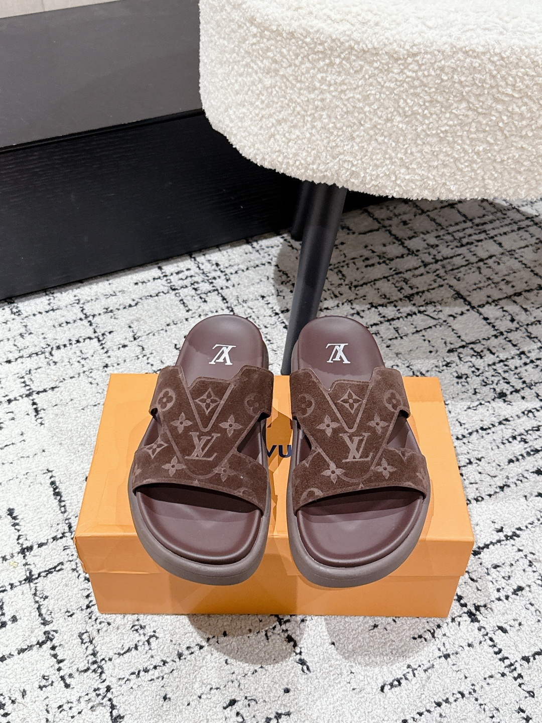 NO:419681,#Top version LV Louis Vuitton 25/ Latest Oasis series Thick sole sandals Original purchase and development Made this model LV Oasis sandals are embossed with suede cowhide leather Monogram pattern, with tough insoles and miniature outsoles to create a comfortable wearing experience. The rough silhouette releases a casual atmosphere, the upper tracing LV letters cleverly interweaves, Louis Vuitton logo outsole adds brand style Fabric: original imported cowhide, inner lining original custom sheepskin, sole original open mold non-slip foam material Size: #Men 38-46 (38.45.46 custom made without return), slippers, louis vuitton, louis vuitton, slippers, cowhide, sheepskin19860909#顶级版本 LV路易威登 25/ 最新 Oasis系列 厚底 凉拖鞋 原版购入开发 做货 本款 LV Oasis 凉拖为绒面牛皮革压印 Monogram 图案,以韧性鞋垫与微型外底成就舒适穿着体验.粗犷廓形释放休闲气息,鞋面描摹 LV 字母的巧妙交织,路易威登标识外底再添品牌格调 面料:原版进口头层牛皮 内里原版定制羊皮里 鞋底原版开模防滑发泡材质 Size:#男38-46（38.45.46定做不退换）,拖鞋,louis vuitton,louis vuitton,slippers,cowhide,sheepskin,Women's Shoes
