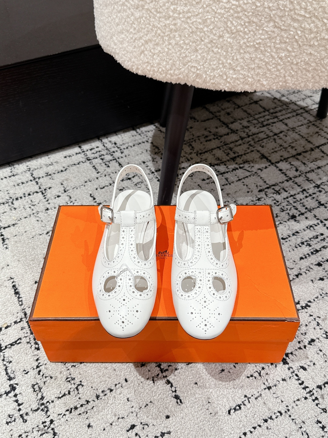 NO:419609,#Top version Hermes 25/ New Kim Heel Sandals Mary Jane Shoes Hollow carved punched flat sandals Hollow Nappa leather Ghillies style Heel Sandals. Create a fashionable and soft look!  Classic square-headed version, highly recognizable, Brock punched foot, super versatile and fashionable, many celebrities and celebrities are necessary for planting grass in spring and summer, casual and comfortable and high-end, super comfortable and unscrewed upper: original cowhide inner: original timber cowhide sole: original thickened leather sole Size35-40 (40 custom made without return), Mary Jane, hermes, sandals, mary jane, cowhide, Leather soles19860909#顶级版本 爱马仕 25/ 新款Kim露跟凉鞋 玛丽珍鞋 镂空雕花冲孔平底凉鞋 镂孔Nappa皮革Ghillies风格露跟凉鞋.打造时尚柔美造型！经典的方头版型 搭配极具辨识度布洛克冲孔上脚超级百搭好看时髦 超多明星网红种草 春夏必备 随意舒适高级感 上脚超级舒适不勒脚 鞋面: 原版牛皮 内里: 原版胎牛皮 鞋底: 原版加厚真皮大底 Size35-40（40定做不退换）,玛丽珍,hermes,sandals,mary jane,cowhide,Leather soles,Women's Shoes