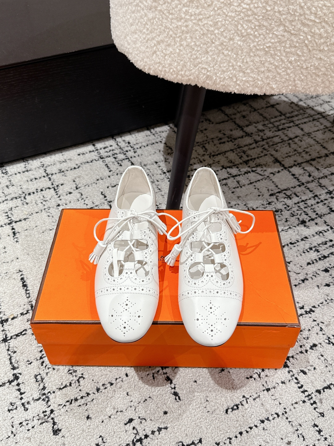 NO:419616,#Top version Hermes 25/ New Kim single shoes Mary Jane shoes Hollow carved punched flat shoes Hollow Nappa leather Ghillies style exposed sandals. Create a fashionable and soft look!  Classic square-headed version, highly recognizable, Brock punched foot, super versatile and fashionable, many celebrities and celebrities are necessary for planting grass in spring and summer, casual and comfortable and high-end, super comfortable and unscrewed upper: original cowhide inner: original timber cowhide sole: original thickened leather sole Size35-40 (40 custom made without return), Mary Jane, hermes, sandals, mary jane, cowhide, Leather soles19860909#顶级版本 爱马仕 25/ 新款Kim 单鞋 玛丽珍鞋 镂空雕花冲孔平底单鞋 镂孔Nappa皮革Ghillies风格露跟凉鞋.打造时尚柔美造型！经典的方头版型 搭配极具辨识度布洛克冲孔上脚超级百搭好看时髦 超多明星网红种草 春夏必备 随意舒适高级感 上脚超级舒适不勒脚 鞋面: 原版牛皮 内里: 原版胎牛皮 鞋底: 原版加厚真皮大底 Size35-40（40定做不退换）,玛丽珍,hermes,sandals,mary jane,cowhide,Leather soles,Women's Shoes