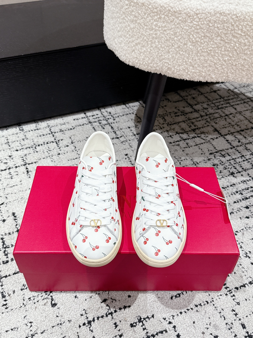 NO:419635,#Couple model Top version Valentino 25/ Royco series Cherry Couple model Casual sports shoes White shoes Original purchase and development Made the goods Classic and timeless low-top sneakers outline the lazy silhouette, supplemented by low-key and restrained brand details, evolved into a must-have item in the wardrobe, comfortable and versatile!  Fabric: Original custom-made top leather Inner: Imported breathable net Sole: Original open mold-proof rubber material Size: #35-45 (for women 40 men 45 custom-made, no return or exchange), casual shoes/sports shoes, valentino, valentino, sneakers, cowhide19860909#情侣款 顶级版本 Valentino华伦天奴25/ Royco系列 樱桃 情侣款 休闲 运动鞋 小白鞋 原版购入开发 做货 经典隽永的低帮运动鞋勾勒慵懒廓形,辅以低调内敛的品牌细节,演变为衣橱必备单品 舒适百搭！ 面料 : 原版定制头层牛皮 内里 : 进口透气网里 鞋底 : 原版开模防滑橡胶材质 Size : #35-45（女40男45定做不退换）,休闲鞋/运动鞋,valentino,valentino,sneakers,cowhide,Women's Shoes