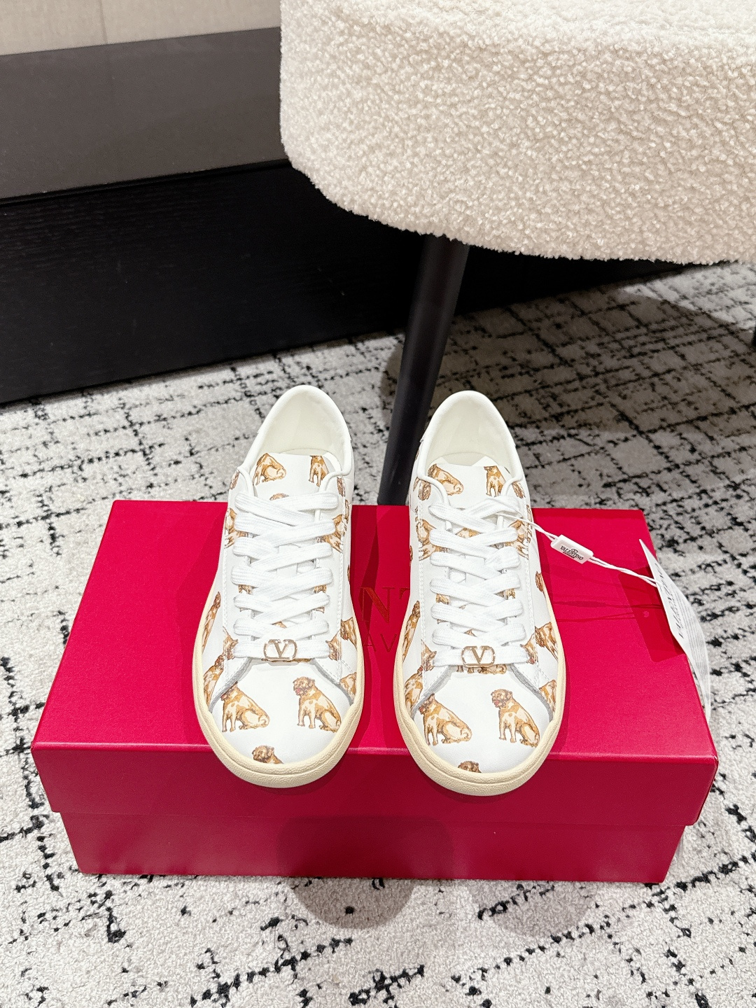 NO:419644,#Couple model Top version Valentino 25/ Royco series Shop owner selfie Couple model Casual sports shoes Small white shoes Original purchase and development Making goods Classic and timeless low-top sneakers outline the lazy silhouette, supplemented by low-key and restrained brand details, evolved into a must-have item in the wardrobe, comfortable and versatile!  Fabric: Original custom-made top leather Inner: Imported breathable net Sole: Original open mold-proof rubber material Size: #35-45 (for women 40 men 45 custom-made, no return or exchange), casual shoes/sports shoes, valentino, valentino, sneakers, cowhide19860909#情侣款 顶级版本 Valentino华伦天奴25/ Royco系列 店主自拍 情侣款 休闲 运动鞋 小白鞋 原版购入开发 做货 经典隽永的低帮运动鞋勾勒慵懒廓形,辅以低调内敛的品牌细节,演变为衣橱必备单品 舒适百搭！ 面料 : 原版定制头层牛皮 内里 : 进口透气网里 鞋底 : 原版开模防滑橡胶材质 Size : #35-45（女40男45定做不退换）,休闲鞋/运动鞋,valentino,valentino,sneakers,cowhide,Women's Shoes