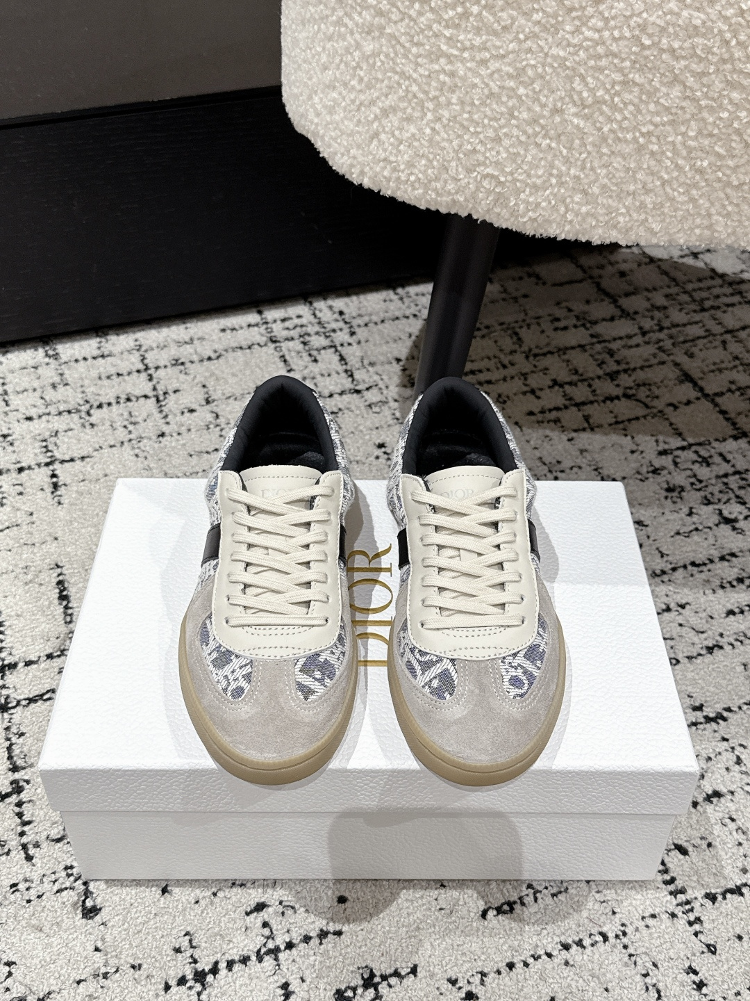 NO:409659,#Couple Model Top Version Dior 25/ Latest B01 Series Matchpoint Couple Model German Training Shoes Casual Sports Shoes Original Purchase and Development Make Production This B01 Matchpoint Sports Shoes is a new product in the fall 2025 series, marking the return of Dior classic style and reinterpreted with a stylish and elegant silhouette. It is carefully crafted in black and white smooth cowhide, decorated with gray suede splicing to enhance the style. The tongue and inner side are decorated with Dior logo, and the heel is decorated with CD Icon logo. It is matched with amber rubber sole and embellished with Dior logo, which can be matched with various styles of the Dior Icons limited series to create exquisite shapes. Fabric: Original custom imported cowhide Inner: Soft imported cowhide sole:  Original mold opening anti-slip TPU material Size: #women's 35-41 /men's 38-45, casual shoes/sports shoes, dior, dior, sneakers, cowhide19860909#情侣款 顶级版本 Dior迪奥 25/ 最新 B01系列 Matchpoint 情侣款 德训鞋 休闲 运动鞋 原版购入开发 做货 这款 B01 Matchpoint运动鞋是二零二五秋季系列新品,标志着 Dior 经典款式的回归,以时尚优雅的廓形重新诠释.采用黑色和白色光滑牛皮革精心制作,饰以灰色绒面革拼接提升格调.鞋舌和内部侧面饰以 Dior 标志,鞋后跟饰以 CD Icon 标志.搭配琥珀色橡胶鞋底,点缀以 Dior 标志,可与 Dior Icons 限定系列的各式造型搭配,打造精致造型. 面料 : 原版定制进口头层牛皮 内里 : 柔软进口牛皮里 鞋底 : 原版开模防滑TPU材质 Size : #女款35-41 /男款38-45,休闲鞋/运动鞋,dior,dior,sneakers,cowhide,Women's Shoes